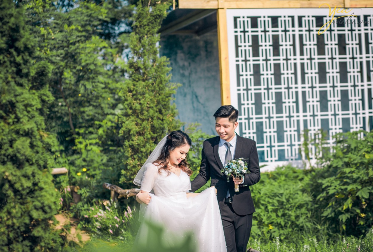 Bạn đã biết những những bí quyết chụp ảnh cưới Hà Nội giá rẻ mà đẹp chưa? Làm thế nào để có được một bộ album ảnh cưới đẹp, chi phí thấp mà vẫn đảm bảo yếu tố thẩm mỹ?  Mỗi khi đến mùa chụp ảnh cưới, các cô dâu chú rể lại băn khoăn không biết nên lựa chọn địa chỉ nào uy tín để có được những sản phẩm ưng ý nhất. Đặc biệt là khi ở Hà Nội đang có quá nhiều studio ảnh viện áo cưới mọc lên như nấm.   Đừng bao giờ “nước đến chân mới nhảy”, chuẩn bị cho việc chụp ảnh cưới khi ngày cưới của bạn đã gần kề. Bởi như vậy, bạn sẽ không có thời gian để chuẩn bị hết tất cả những thứ cần thiết để có thể có được một buổi chụp ảnh cưới suôn sẻ nhất.  Một buổi chụp ảnh cưới cần phải được thực hiện bởi rất nhiều công đoạn, từ chọn gói chụp cưới, chọn địa chỉ uy tín, chọn váy cưới, chọn địa điểm chụp trong studio hay chụp ảnh cưới ngoại cảnh, chọn vest cho chú rể cho tới phong cách make up cho cô dâu… Bởi vậy, không chỉ trong một vài ngày mà bạn đã có thể hoàn thành xong tất cả. Do đó, nếu muốn có được album ảnh cưới Hà Nội đẹp và chất lượng nhất, bạn hãy dành ra thời gian khoảng 1 tháng trước ngày cưới để chuẩn bị nhé!