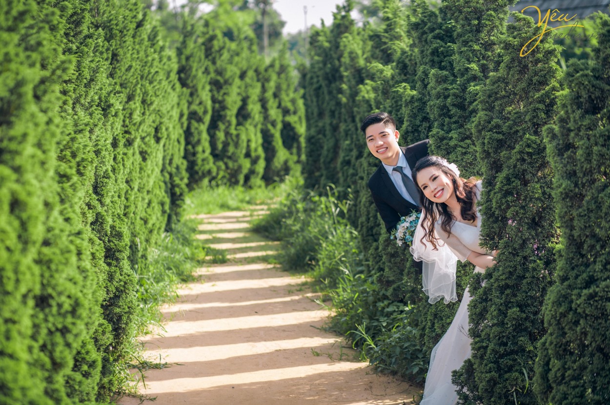 Bạn đã biết những những bí quyết chụp ảnh cưới Hà Nội giá rẻ mà đẹp chưa? Làm thế nào để có được một bộ album ảnh cưới đẹp, chi phí thấp mà vẫn đảm bảo yếu tố thẩm mỹ?  Mỗi khi đến mùa chụp ảnh cưới, các cô dâu chú rể lại băn khoăn không biết nên lựa chọn địa chỉ nào uy tín để có được những sản phẩm ưng ý nhất. Đặc biệt là khi ở Hà Nội đang có quá nhiều studio ảnh viện áo cưới mọc lên như nấm.   Đừng bao giờ “nước đến chân mới nhảy”, chuẩn bị cho việc chụp ảnh cưới khi ngày cưới của bạn đã gần kề. Bởi như vậy, bạn sẽ không có thời gian để chuẩn bị hết tất cả những thứ cần thiết để có thể có được một buổi chụp ảnh cưới suôn sẻ nhất.  Một buổi chụp ảnh cưới cần phải được thực hiện bởi rất nhiều công đoạn, từ chọn gói chụp cưới, chọn địa chỉ uy tín, chọn váy cưới, chọn địa điểm chụp trong studio hay chụp ảnh cưới ngoại cảnh, chọn vest cho chú rể cho tới phong cách make up cho cô dâu… Bởi vậy, không chỉ trong một vài ngày mà bạn đã có thể hoàn thành xong tất cả. Do đó, nếu muốn có được album ảnh cưới Hà Nội đẹp và chất lượng nhất, bạn hãy dành ra thời gian khoảng 1 tháng trước ngày cưới để chuẩn bị nhé!