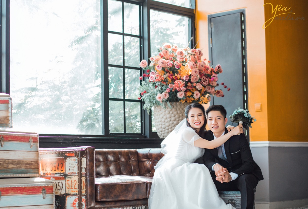 Bạn đã biết những những bí quyết chụp ảnh cưới Hà Nội giá rẻ mà đẹp chưa? Làm thế nào để có được một bộ album ảnh cưới đẹp, chi phí thấp mà vẫn đảm bảo yếu tố thẩm mỹ?  Mỗi khi đến mùa chụp ảnh cưới, các cô dâu chú rể lại băn khoăn không biết nên lựa chọn địa chỉ nào uy tín để có được những sản phẩm ưng ý nhất. Đặc biệt là khi ở Hà Nội đang có quá nhiều studio ảnh viện áo cưới mọc lên như nấm.   Đừng bao giờ “nước đến chân mới nhảy”, chuẩn bị cho việc chụp ảnh cưới khi ngày cưới của bạn đã gần kề. Bởi như vậy, bạn sẽ không có thời gian để chuẩn bị hết tất cả những thứ cần thiết để có thể có được một buổi chụp ảnh cưới suôn sẻ nhất.  Một buổi chụp ảnh cưới cần phải được thực hiện bởi rất nhiều công đoạn, từ chọn gói chụp cưới, chọn địa chỉ uy tín, chọn váy cưới, chọn địa điểm chụp trong studio hay chụp ảnh cưới ngoại cảnh, chọn vest cho chú rể cho tới phong cách make up cho cô dâu… Bởi vậy, không chỉ trong một vài ngày mà bạn đã có thể hoàn thành xong tất cả. Do đó, nếu muốn có được album ảnh cưới Hà Nội đẹp và chất lượng nhất, bạn hãy dành ra thời gian khoảng 1 tháng trước ngày cưới để chuẩn bị nhé!