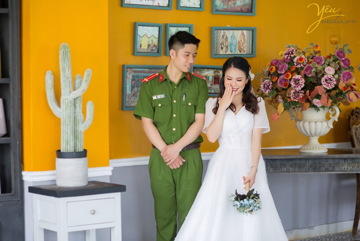 Bạn đã biết những những bí quyết chụp ảnh cưới Hà Nội giá rẻ mà đẹp chưa? Làm thế nào để có được một bộ album ảnh cưới đẹp, chi phí thấp mà vẫn đảm bảo yếu tố thẩm mỹ?  Mỗi khi đến mùa chụp ảnh cưới, các cô dâu chú rể lại băn khoăn không biết nên lựa chọn địa chỉ nào uy tín để có được những sản phẩm ưng ý nhất. Đặc biệt là khi ở Hà Nội đang có quá nhiều studio ảnh viện áo cưới mọc lên như nấm.   Đừng bao giờ “nước đến chân mới nhảy”, chuẩn bị cho việc chụp ảnh cưới khi ngày cưới của bạn đã gần kề. Bởi như vậy, bạn sẽ không có thời gian để chuẩn bị hết tất cả những thứ cần thiết để có thể có được một buổi chụp ảnh cưới suôn sẻ nhất.  Một buổi chụp ảnh cưới cần phải được thực hiện bởi rất nhiều công đoạn, từ chọn gói chụp cưới, chọn địa chỉ uy tín, chọn váy cưới, chọn địa điểm chụp trong studio hay chụp ảnh cưới ngoại cảnh, chọn vest cho chú rể cho tới phong cách make up cho cô dâu… Bởi vậy, không chỉ trong một vài ngày mà bạn đã có thể hoàn thành xong tất cả. Do đó, nếu muốn có được album ảnh cưới Hà Nội đẹp và chất lượng nhất, bạn hãy dành ra thời gian khoảng 1 tháng trước ngày cưới để chuẩn bị nhé!