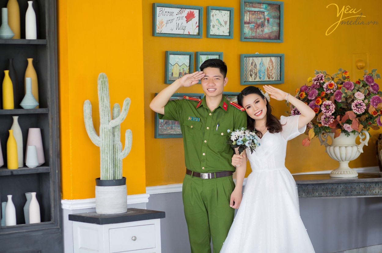 Bạn đã biết những những bí quyết chụp ảnh cưới Hà Nội giá rẻ mà đẹp chưa? Làm thế nào để có được một bộ album ảnh cưới đẹp, chi phí thấp mà vẫn đảm bảo yếu tố thẩm mỹ?  Mỗi khi đến mùa chụp ảnh cưới, các cô dâu chú rể lại băn khoăn không biết nên lựa chọn địa chỉ nào uy tín để có được những sản phẩm ưng ý nhất. Đặc biệt là khi ở Hà Nội đang có quá nhiều studio ảnh viện áo cưới mọc lên như nấm.   Đừng bao giờ “nước đến chân mới nhảy”, chuẩn bị cho việc chụp ảnh cưới khi ngày cưới của bạn đã gần kề. Bởi như vậy, bạn sẽ không có thời gian để chuẩn bị hết tất cả những thứ cần thiết để có thể có được một buổi chụp ảnh cưới suôn sẻ nhất.  Một buổi chụp ảnh cưới cần phải được thực hiện bởi rất nhiều công đoạn, từ chọn gói chụp cưới, chọn địa chỉ uy tín, chọn váy cưới, chọn địa điểm chụp trong studio hay chụp ảnh cưới ngoại cảnh, chọn vest cho chú rể cho tới phong cách make up cho cô dâu… Bởi vậy, không chỉ trong một vài ngày mà bạn đã có thể hoàn thành xong tất cả. Do đó, nếu muốn có được album ảnh cưới Hà Nội đẹp và chất lượng nhất, bạn hãy dành ra thời gian khoảng 1 tháng trước ngày cưới để chuẩn bị nhé!
