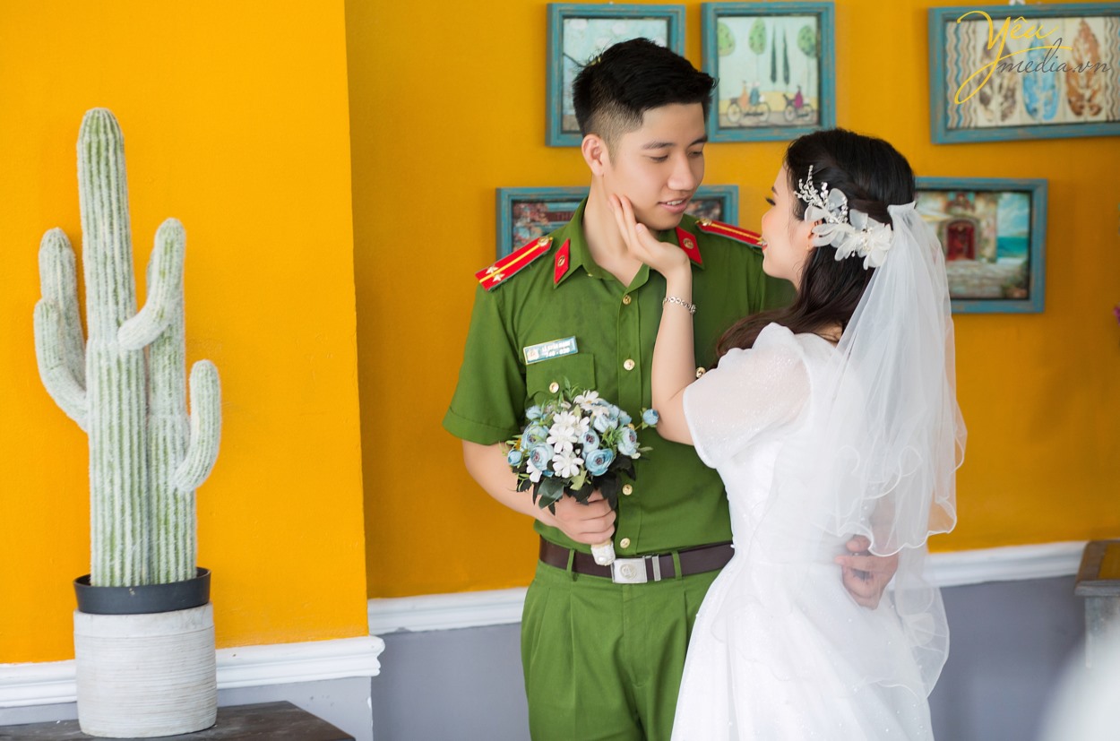 Bạn đã biết những những bí quyết chụp ảnh cưới Hà Nội giá rẻ mà đẹp chưa? Làm thế nào để có được một bộ album ảnh cưới đẹp, chi phí thấp mà vẫn đảm bảo yếu tố thẩm mỹ?  Mỗi khi đến mùa chụp ảnh cưới, các cô dâu chú rể lại băn khoăn không biết nên lựa chọn địa chỉ nào uy tín để có được những sản phẩm ưng ý nhất. Đặc biệt là khi ở Hà Nội đang có quá nhiều studio ảnh viện áo cưới mọc lên như nấm.   Đừng bao giờ “nước đến chân mới nhảy”, chuẩn bị cho việc chụp ảnh cưới khi ngày cưới của bạn đã gần kề. Bởi như vậy, bạn sẽ không có thời gian để chuẩn bị hết tất cả những thứ cần thiết để có thể có được một buổi chụp ảnh cưới suôn sẻ nhất.  Một buổi chụp ảnh cưới cần phải được thực hiện bởi rất nhiều công đoạn, từ chọn gói chụp cưới, chọn địa chỉ uy tín, chọn váy cưới, chọn địa điểm chụp trong studio hay chụp ảnh cưới ngoại cảnh, chọn vest cho chú rể cho tới phong cách make up cho cô dâu… Bởi vậy, không chỉ trong một vài ngày mà bạn đã có thể hoàn thành xong tất cả. Do đó, nếu muốn có được album ảnh cưới Hà Nội đẹp và chất lượng nhất, bạn hãy dành ra thời gian khoảng 1 tháng trước ngày cưới để chuẩn bị nhé!