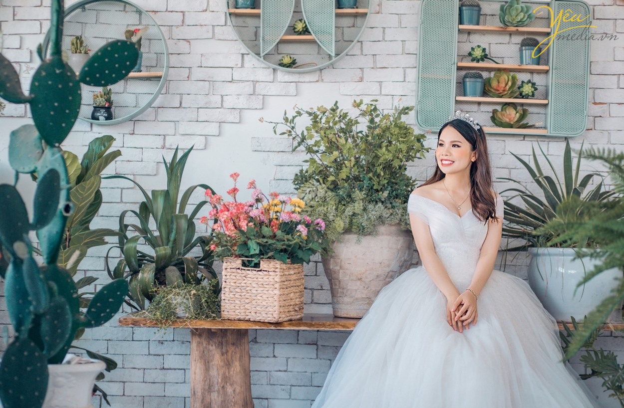 Bạn đã biết những những bí quyết chụp ảnh cưới Hà Nội giá rẻ mà đẹp chưa? Làm thế nào để có được một bộ album ảnh cưới đẹp, chi phí thấp mà vẫn đảm bảo yếu tố thẩm mỹ?  Mỗi khi đến mùa chụp ảnh cưới, các cô dâu chú rể lại băn khoăn không biết nên lựa chọn địa chỉ nào uy tín để có được những sản phẩm ưng ý nhất. Đặc biệt là khi ở Hà Nội đang có quá nhiều studio ảnh viện áo cưới mọc lên như nấm.   Đừng bao giờ “nước đến chân mới nhảy”, chuẩn bị cho việc chụp ảnh cưới khi ngày cưới của bạn đã gần kề. Bởi như vậy, bạn sẽ không có thời gian để chuẩn bị hết tất cả những thứ cần thiết để có thể có được một buổi chụp ảnh cưới suôn sẻ nhất.  Một buổi chụp ảnh cưới cần phải được thực hiện bởi rất nhiều công đoạn, từ chọn gói chụp cưới, chọn địa chỉ uy tín, chọn váy cưới, chọn địa điểm chụp trong studio hay chụp ảnh cưới ngoại cảnh, chọn vest cho chú rể cho tới phong cách make up cho cô dâu… Bởi vậy, không chỉ trong một vài ngày mà bạn đã có thể hoàn thành xong tất cả. Do đó, nếu muốn có được album ảnh cưới Hà Nội đẹp và chất lượng nhất, bạn hãy dành ra thời gian khoảng 1 tháng trước ngày cưới để chuẩn bị nhé!