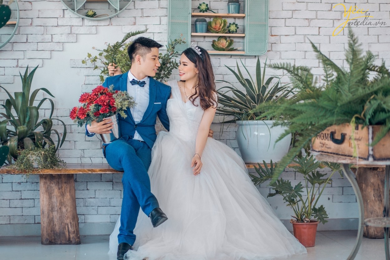 Bạn đã biết những những bí quyết chụp ảnh cưới Hà Nội giá rẻ mà đẹp chưa? Làm thế nào để có được một bộ album ảnh cưới đẹp, chi phí thấp mà vẫn đảm bảo yếu tố thẩm mỹ?  Mỗi khi đến mùa chụp ảnh cưới, các cô dâu chú rể lại băn khoăn không biết nên lựa chọn địa chỉ nào uy tín để có được những sản phẩm ưng ý nhất. Đặc biệt là khi ở Hà Nội đang có quá nhiều studio ảnh viện áo cưới mọc lên như nấm.   Đừng bao giờ “nước đến chân mới nhảy”, chuẩn bị cho việc chụp ảnh cưới khi ngày cưới của bạn đã gần kề. Bởi như vậy, bạn sẽ không có thời gian để chuẩn bị hết tất cả những thứ cần thiết để có thể có được một buổi chụp ảnh cưới suôn sẻ nhất.  Một buổi chụp ảnh cưới cần phải được thực hiện bởi rất nhiều công đoạn, từ chọn gói chụp cưới, chọn địa chỉ uy tín, chọn váy cưới, chọn địa điểm chụp trong studio hay chụp ảnh cưới ngoại cảnh, chọn vest cho chú rể cho tới phong cách make up cho cô dâu… Bởi vậy, không chỉ trong một vài ngày mà bạn đã có thể hoàn thành xong tất cả. Do đó, nếu muốn có được album ảnh cưới Hà Nội đẹp và chất lượng nhất, bạn hãy dành ra thời gian khoảng 1 tháng trước ngày cưới để chuẩn bị nhé!