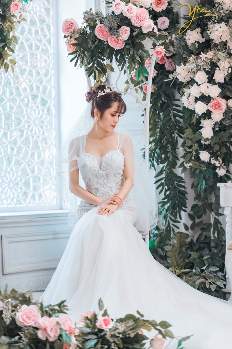 Chụp ảnh cưới ở phố cổ  Phong cách cổ điển là sự lựa chọn rất thích hợp cho các thành phố cổ chụp ảnh cưới    Cặp đôi Hòa - Hương ngoài lựa chọn phong cách yêu thích nhất là nội thành Hà Nội - đã lựa chọn phim trường Smiley Ville - "hoành tráng" nhất Hà Nội để thực hiện bộ ảnh cưới để đời của mình. Yêu Media xin chúc cho cặp đôi này mãi mãi hạnh phúc đến đầu bạc răng long!