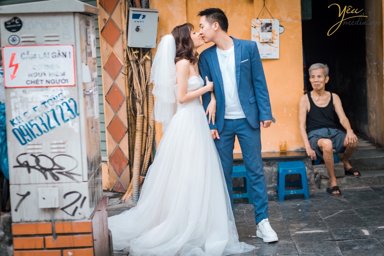 Nếu muốn bộ ảnh cưới của mình mang vẻ sâu lắng, dịu dàng của Hà Nội thì các cặp đôi đừng bỏ qua Hồ Hoàn Kiếm. Đây là biểu tượng của Hà Nội ngàn năm văn hiến. Ảnh cưới của cô dâu chú rể sẽ đâm chất hoài cổ, thiêng liêng với hình ảnh Hà Nội ẩn hiện ở phía sau. Chắc hẳn nhiều năm sau xem lại bộ ảnh cưới của mình đôi uyên ương sẽ ngập tràn cảm xúc bởi nó gắn liền với vẻ đẹp của thủ đô cổ kính, thanh lịch. Hồ Hoàn Kiếm là một trong những địa điểm chụp ảnh cưới đẹp nhất ở Hà Nội.  Quanh Hồ Hoàn Kiếm, các địa điểm như phố cổ, Nhà thờ Lớn cũng được rất nhiều cặp đôi lựa chọn để làm một "tour chụp ảnh cưới".