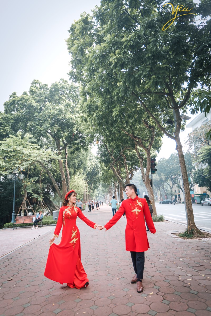 Nếu muốn bộ ảnh cưới của mình mang vẻ sâu lắng, dịu dàng của Hà Nội thì các cặp đôi đừng bỏ qua Hồ Hoàn Kiếm. Đây là biểu tượng của Hà Nội ngàn năm văn hiến. Ảnh cưới của cô dâu chú rể sẽ đâm chất hoài cổ, thiêng liêng với hình ảnh Hà Nội ẩn hiện ở phía sau. Chắc hẳn nhiều năm sau xem lại bộ ảnh cưới của mình đôi uyên ương sẽ ngập tràn cảm xúc bởi nó gắn liền với vẻ đẹp của thủ đô cổ kính, thanh lịch. Hồ Hoàn Kiếm là một trong những địa điểm chụp ảnh cưới đẹp nhất ở Hà Nội.  Quanh Hồ Hoàn Kiếm, các địa điểm như phố cổ, Nhà thờ Lớn cũng được rất nhiều cặp đôi lựa chọn để làm một "tour chụp ảnh cưới".