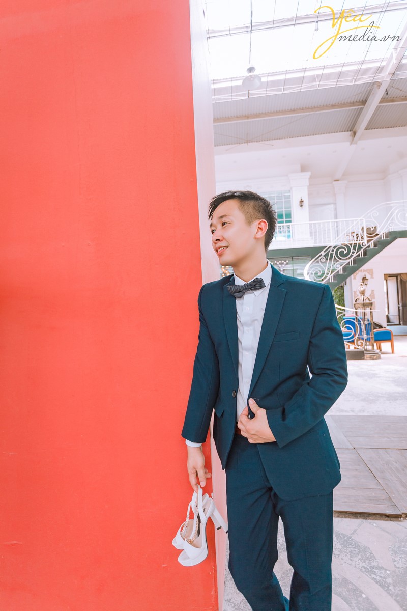 Chụp ảnh cưới ở phố cổ  Phong cách cổ điển là sự lựa chọn rất thích hợp cho các thành phố cổ chụp ảnh cưới    Cặp đôi Hòa - Hương ngoài lựa chọn phong cách yêu thích nhất là nội thành Hà Nội - đã lựa chọn phim trường Smiley Ville - "hoành tráng" nhất Hà Nội để thực hiện bộ ảnh cưới để đời của mình. Yêu Media xin chúc cho cặp đôi này mãi mãi hạnh phúc đến đầu bạc răng long!