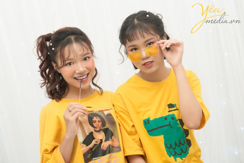 Kiếm được một đứa bạn thân và hợp tính cách với nhau là điều không hề dễ dàng. Bởi vì, tình yêu có thể đến rồi đi nhưng chắc chắn rằng con bạn thân chính là đứa bám riết lấy bạn cả đời. Vậy thì, tại sao không bỏ túi những bí kíp chụp hình nhắng nhít với bạn thân để sau này chú rể của nó sẽ ghen tỵ trước hạnh phúc của hai đứa nhỉ? Cùng tham khảo một số kiểu chụp hình đáng yêu mà Yêu Media đã thực hiện cho đôi bạn thân Chip - Diiny để bắt tay con bạn thân tạo một album siêu dễ thương của riêng hai đứa nhé!