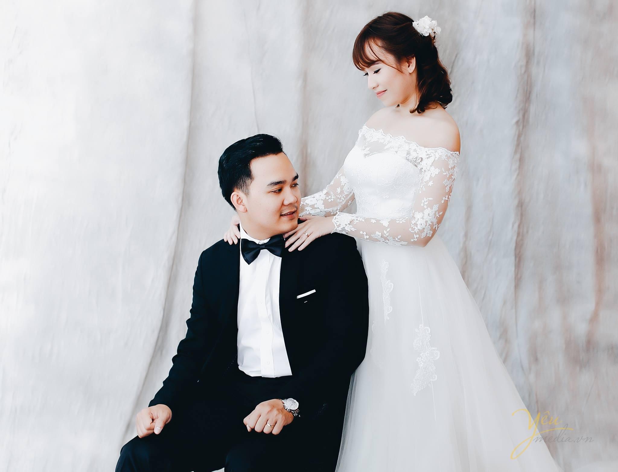 một người đứng, một người ngồi 