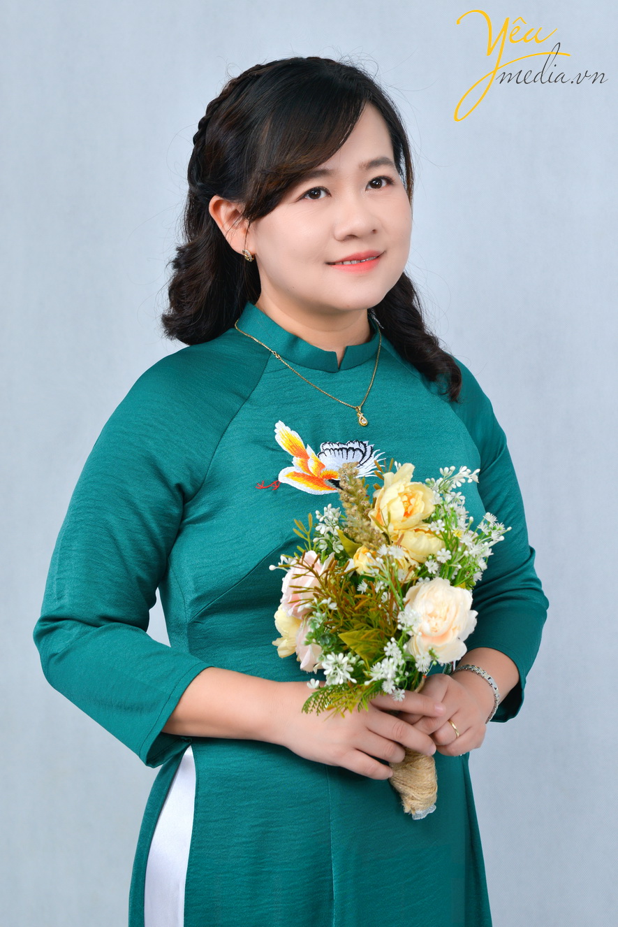 Bộ ảnh hai chị em Lương Huệ - Thu Hương chụp trong studio rất duyên dáng