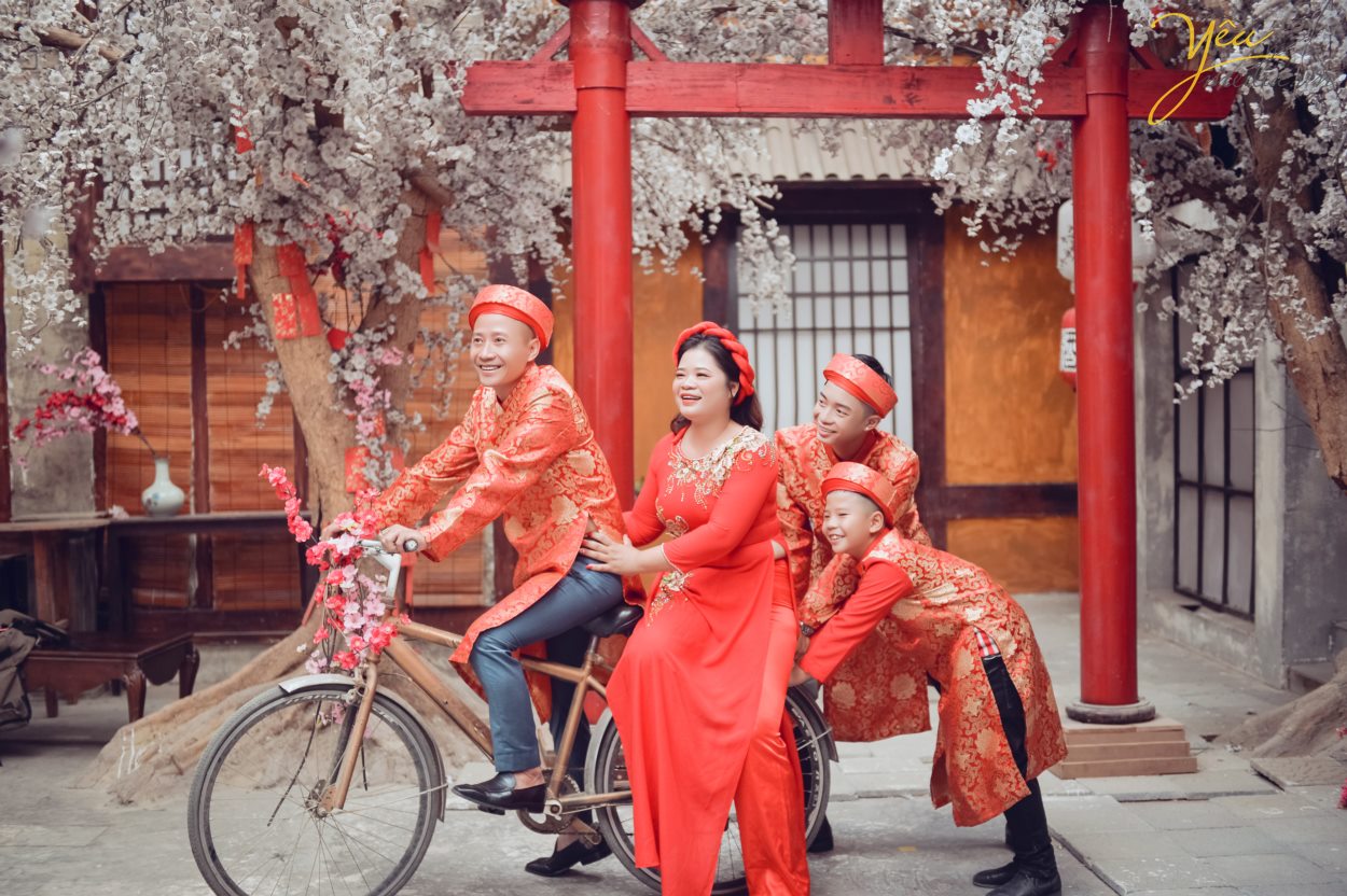 Đó dường như đã trở thành những thứ không thể thiếu ở mỗi gia đình vào dịp Tết. Không khí của gia đình sẽ càng ấm áp hơn khi trong phòng khách có treo những tấm ảnh gia đình ngày tết ghi lại những khoảnh khắc đẹp nhất của cả nhà trước thềm năm mới.  Yêu Media hân hạnh phục vụ gia đình chị Hạnh trong việc chụp ảnh tại phim trường Rosa - Lê Trọng Tấn - Hà Nội.