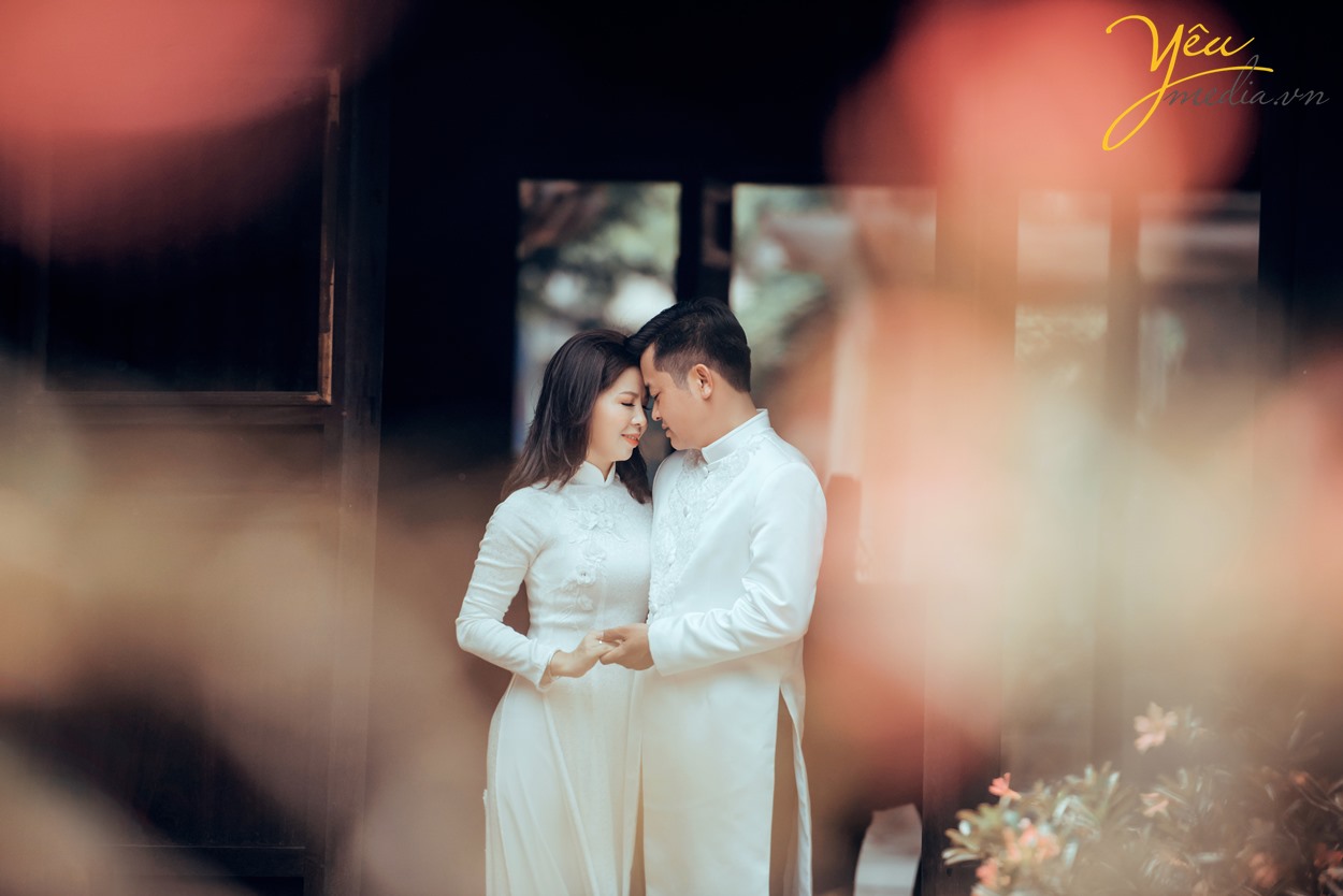 chụp ảnh cưới cùng áo dài trắng trong văn miếu