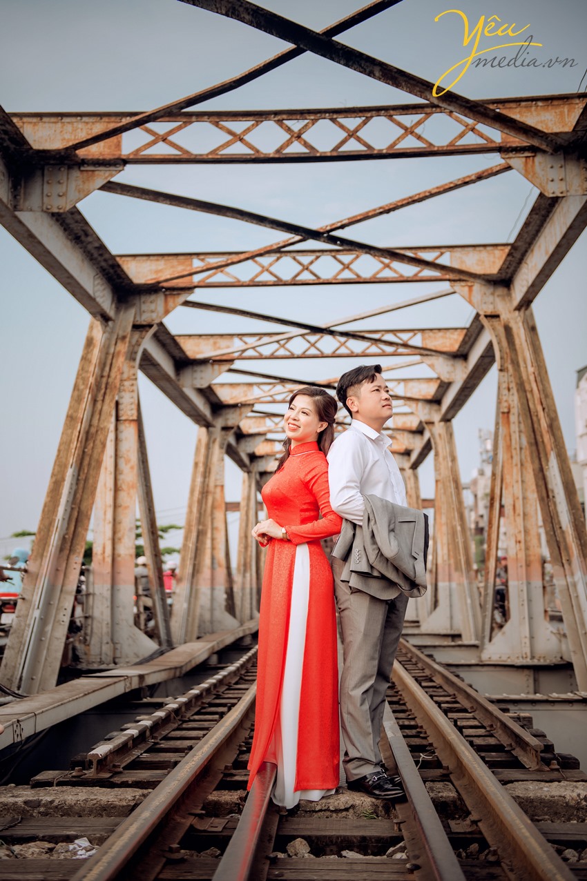 chụp ảnh cưới trên cầu long biên hà nội