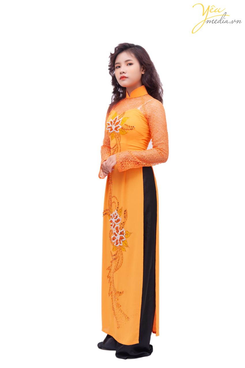 Bộ áo dài 65 với màu cam rực rỡ là sự yêu thích của nhiều phụ nữ tuổi trung niên như U40 - U50 và U60. Với màu sắc ấn tượng và đường nét đẹp sang trọng, cánh tay dài thêu ren tinh tế, đây là lựa chọn của rất nhiều người trong các dịp đi sự kiện, event, hội nghị, họp lớp, lễ kỷ niệm. 