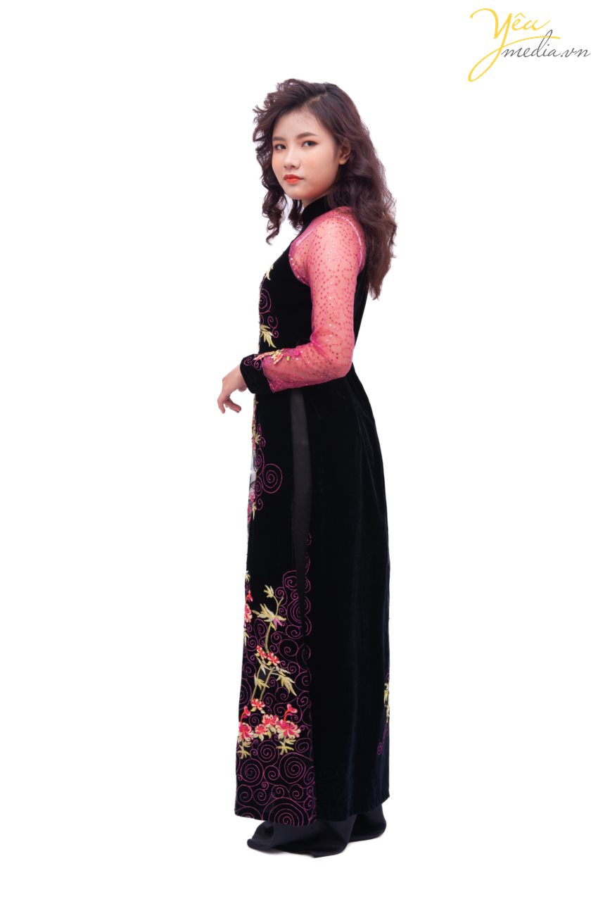 Trang phục áo dài 71 với phong cách xen lẫn truyền thống và hiện đại bởi các đường nét ren - phối nhung - hết sức ưa nhìn, bắt mắt, khiến những người phụ nữ đến thuê áo dài tại Yêu Media không khỏi trầm trồ khen ngợi. Đặc biệt trang phục này rất phù hợp với các dáng người của phụ nữ Việt Nam và che được nhiều khuyết điểm - cũng là 1 trong những lí do chính mà trở thành bộ áo dài được yêu thích nhất tại Yêu Media. 