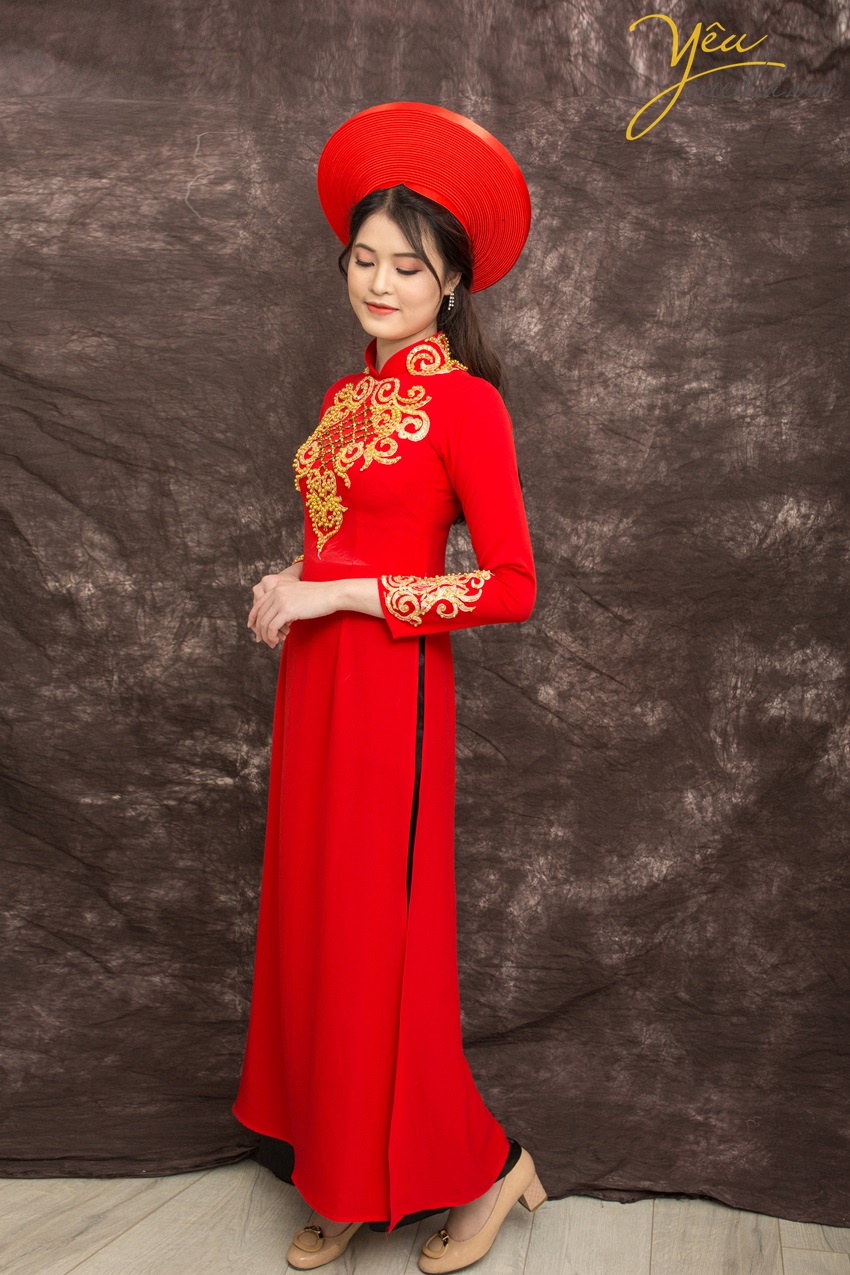 áo dài nữ màu đỏ có thêu chỉ vàng ở ngực và tay áo