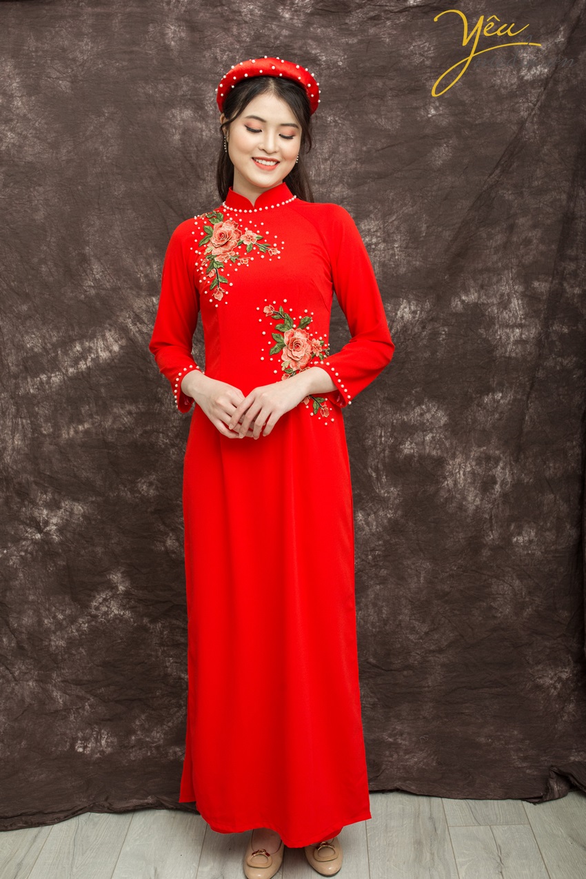 áo dài đỏ thêu và đính cườm ngọc trai