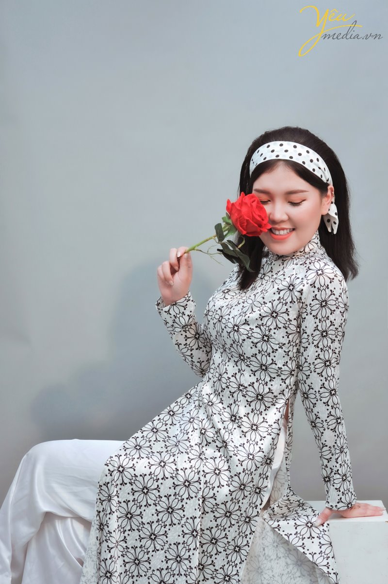 take photography studio in hanoi viet nam with traditional dress