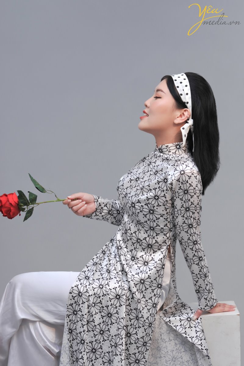 take photography studio in hanoi viet nam with traditional dress