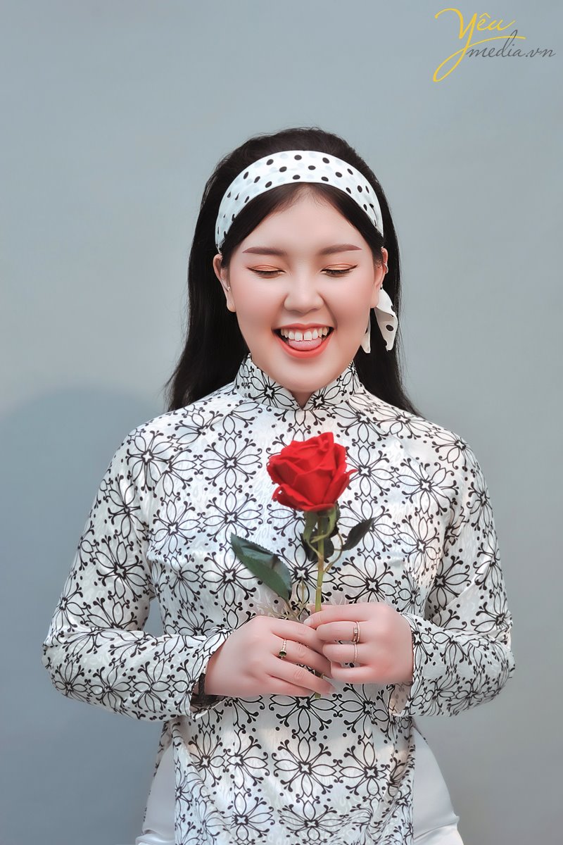 take photography studio in hanoi viet nam with traditional dress