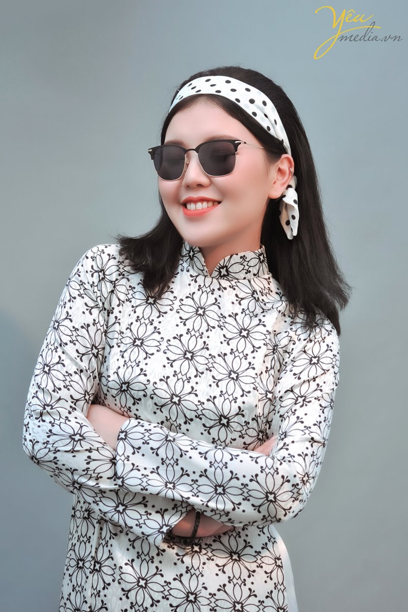 take photography studio in hanoi viet nam with traditional dress