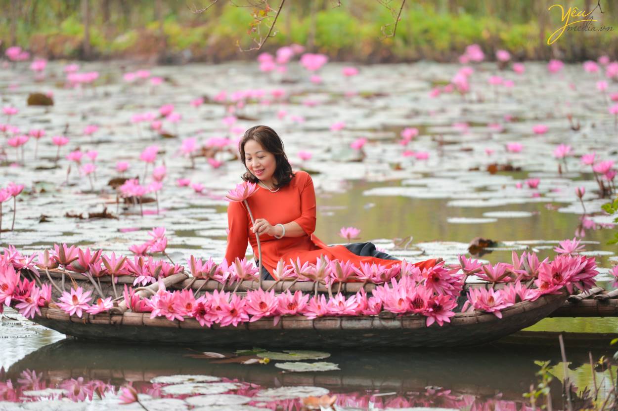 Chụp ảnh áo dài truyền thống trên Chùa Hương với hoa súng lãng mạn