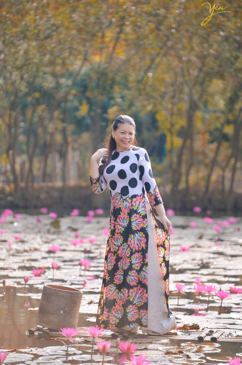 Chụp ảnh áo dài truyền thống trên Chùa Hương với hoa súng lãng mạn