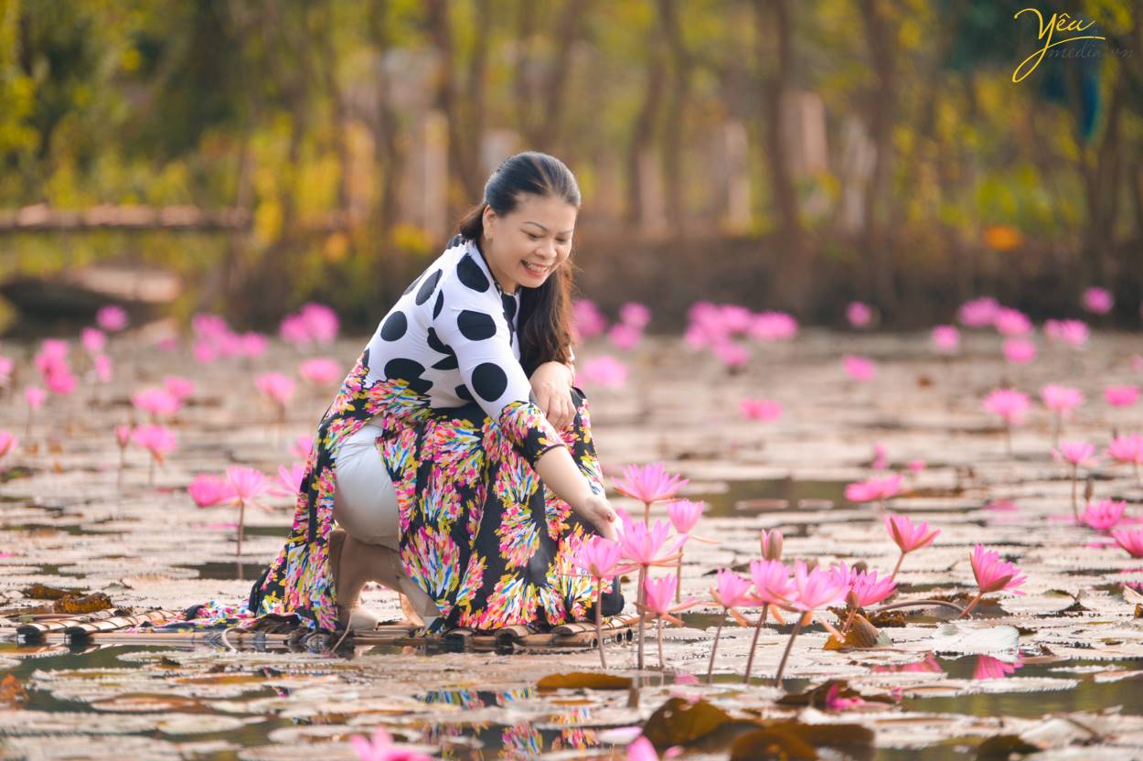 Chụp ảnh áo dài truyền thống trên Chùa Hương với hoa súng lãng mạn