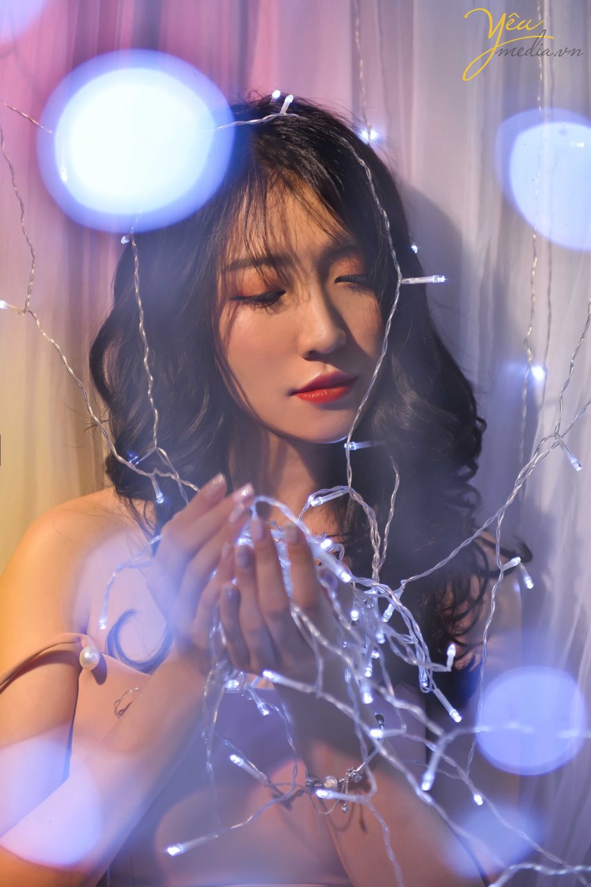 Chụp ảnh Beauty là gì ?  Chụp ảnh beauty thực ra cũng là thể loại chụp chân dung có thể dùng để lưu giữ kỷ niệm vẻ đẹp khuôn mặt của người làm mẫu và bản thân từ beauty cũng đã lột tả thể loại này chụp này khuôn mặt của người làm mẫu trên bức ảnh chụp phải thật đẹp và ấn tượng. Chụp ảnh beauty thường xuyên được chụp trong studio và được kết hợp với ánh sáng lung linh huyền ảo.