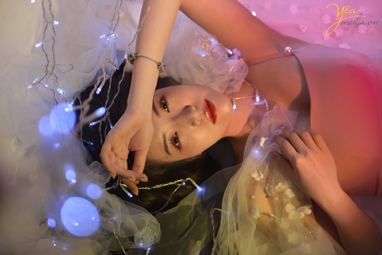 Chụp ảnh Beauty là gì ?  Chụp ảnh beauty thực ra cũng là thể loại chụp chân dung có thể dùng để lưu giữ kỷ niệm vẻ đẹp khuôn mặt của người làm mẫu và bản thân từ beauty cũng đã lột tả thể loại này chụp này khuôn mặt của người làm mẫu trên bức ảnh chụp phải thật đẹp và ấn tượng. Chụp ảnh beauty thường xuyên được chụp trong studio và được kết hợp với ánh sáng lung linh huyền ảo.
