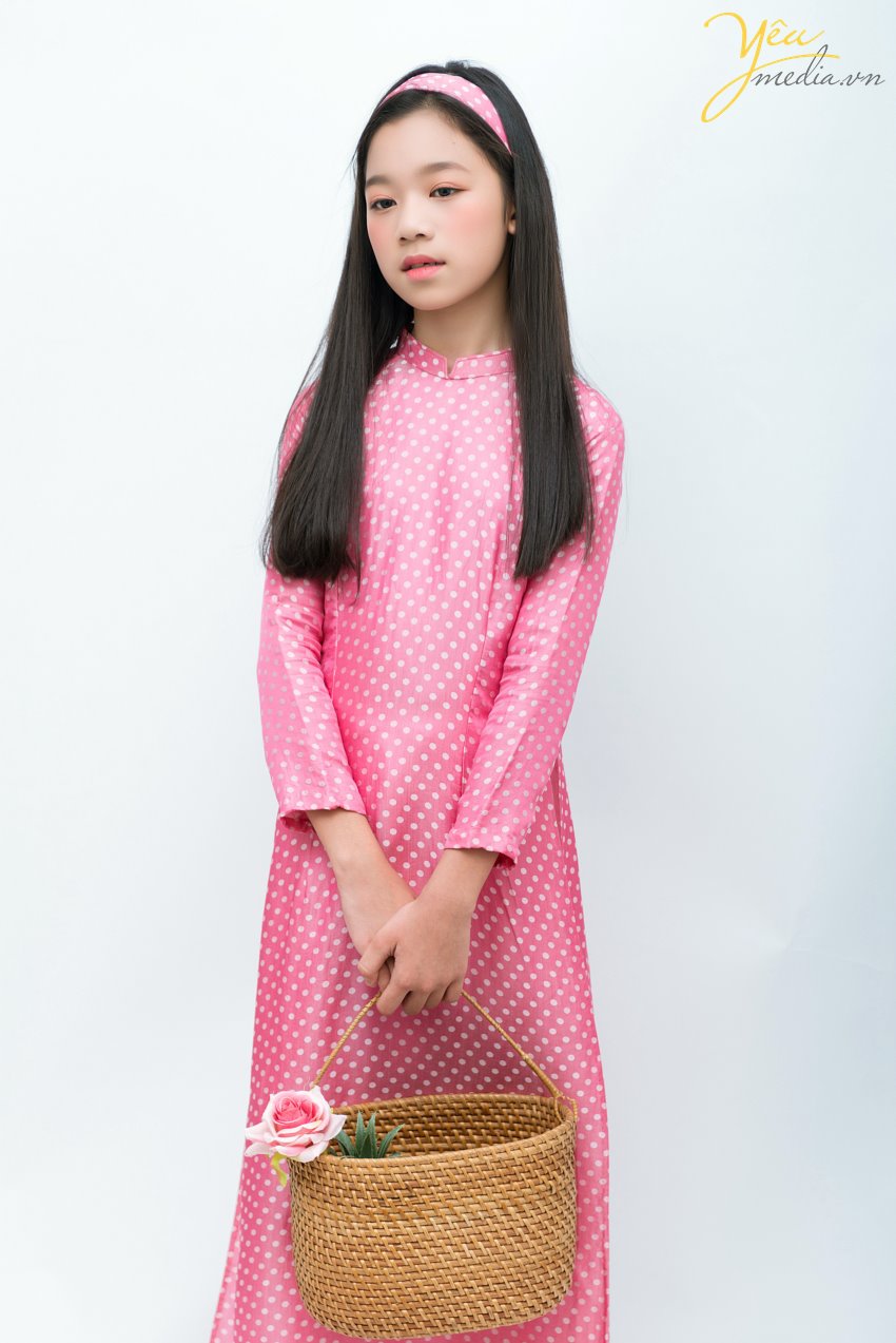 MC nhí Kim Anh - cô bạn nhỏ tuổi nhưng đầy tài năng và tự tin mỗi lần bước lên sân khấu hay đứng trước ống kính máy quay. MC nhí Kim Anh hay Candy Nguyen đã từng tham gia các chương trình như "Thì ra là thế" - VTC11, chương trình "Trăng rằm cho em", Beauty Night của Coong TV, hoạt động thiện nguyên "Áo ấm mùa đông", Christmas Joybell Kids của truyền hình VTC, Summer Concert....  Yêu Media hân hạnh được thực hiện bộ ảnh mang nhiều phong cách - nhiều dấu ấn của MC nhí Kim Anh tại studio của mình. 