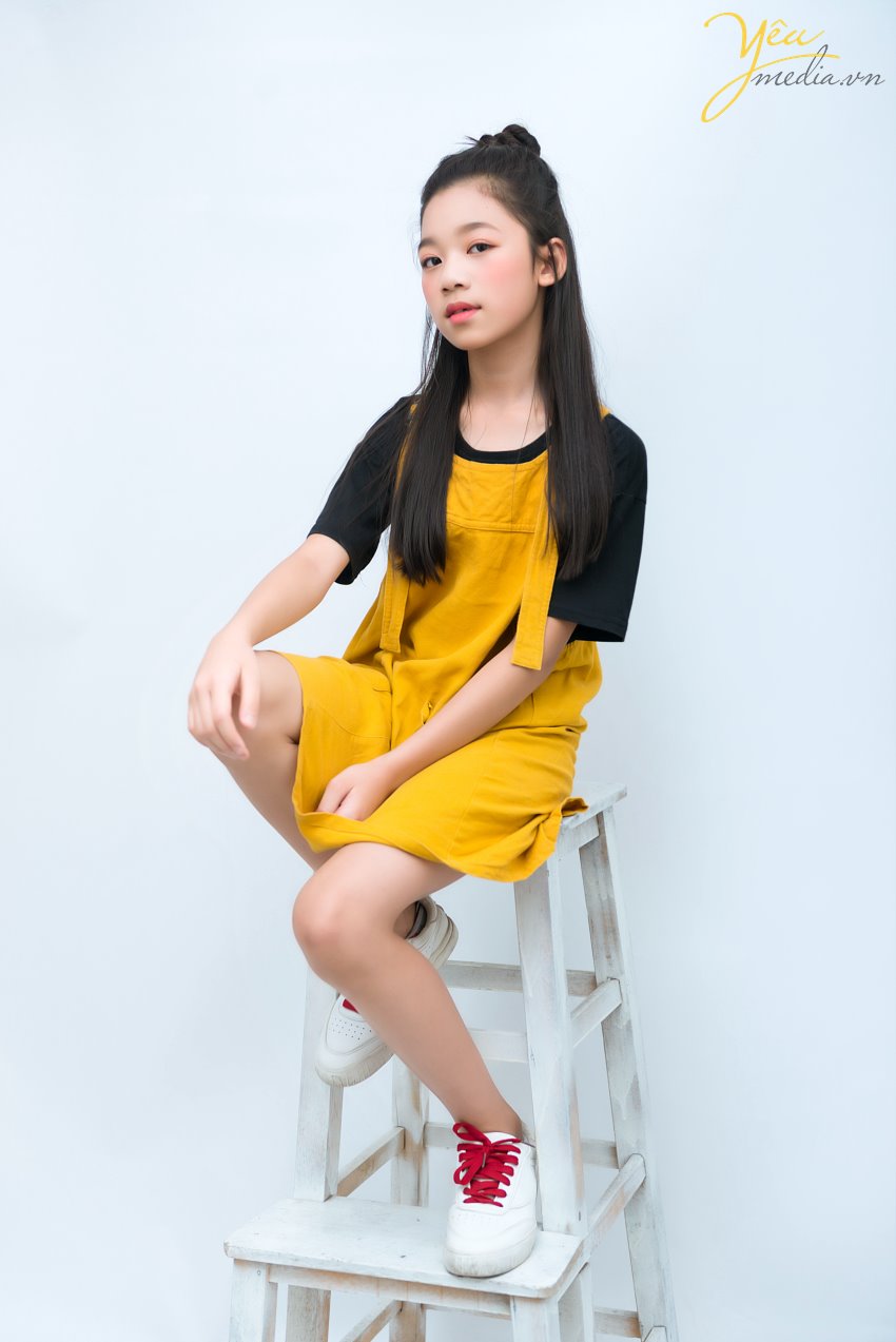 MC nhí Kim Anh - cô bạn nhỏ tuổi nhưng đầy tài năng và tự tin mỗi lần bước lên sân khấu hay đứng trước ống kính máy quay. MC nhí Kim Anh hay Candy Nguyen đã từng tham gia các chương trình như "Thì ra là thế" - VTC11, chương trình "Trăng rằm cho em", Beauty Night của Coong TV, hoạt động thiện nguyên "Áo ấm mùa đông", Christmas Joybell Kids của truyền hình VTC, Summer Concert....  Yêu Media hân hạnh được thực hiện bộ ảnh mang nhiều phong cách - nhiều dấu ấn của MC nhí Kim Anh tại studio của mình. 