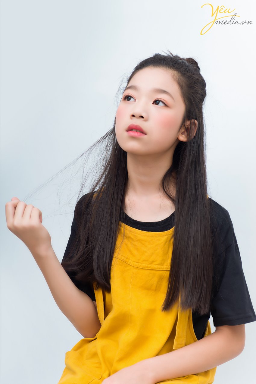 MC nhí Kim Anh - cô bạn nhỏ tuổi nhưng đầy tài năng và tự tin mỗi lần bước lên sân khấu hay đứng trước ống kính máy quay. MC nhí Kim Anh hay Candy Nguyen đã từng tham gia các chương trình như "Thì ra là thế" - VTC11, chương trình "Trăng rằm cho em", Beauty Night của Coong TV, hoạt động thiện nguyên "Áo ấm mùa đông", Christmas Joybell Kids của truyền hình VTC, Summer Concert....  Yêu Media hân hạnh được thực hiện bộ ảnh mang nhiều phong cách - nhiều dấu ấn của MC nhí Kim Anh tại studio của mình. 