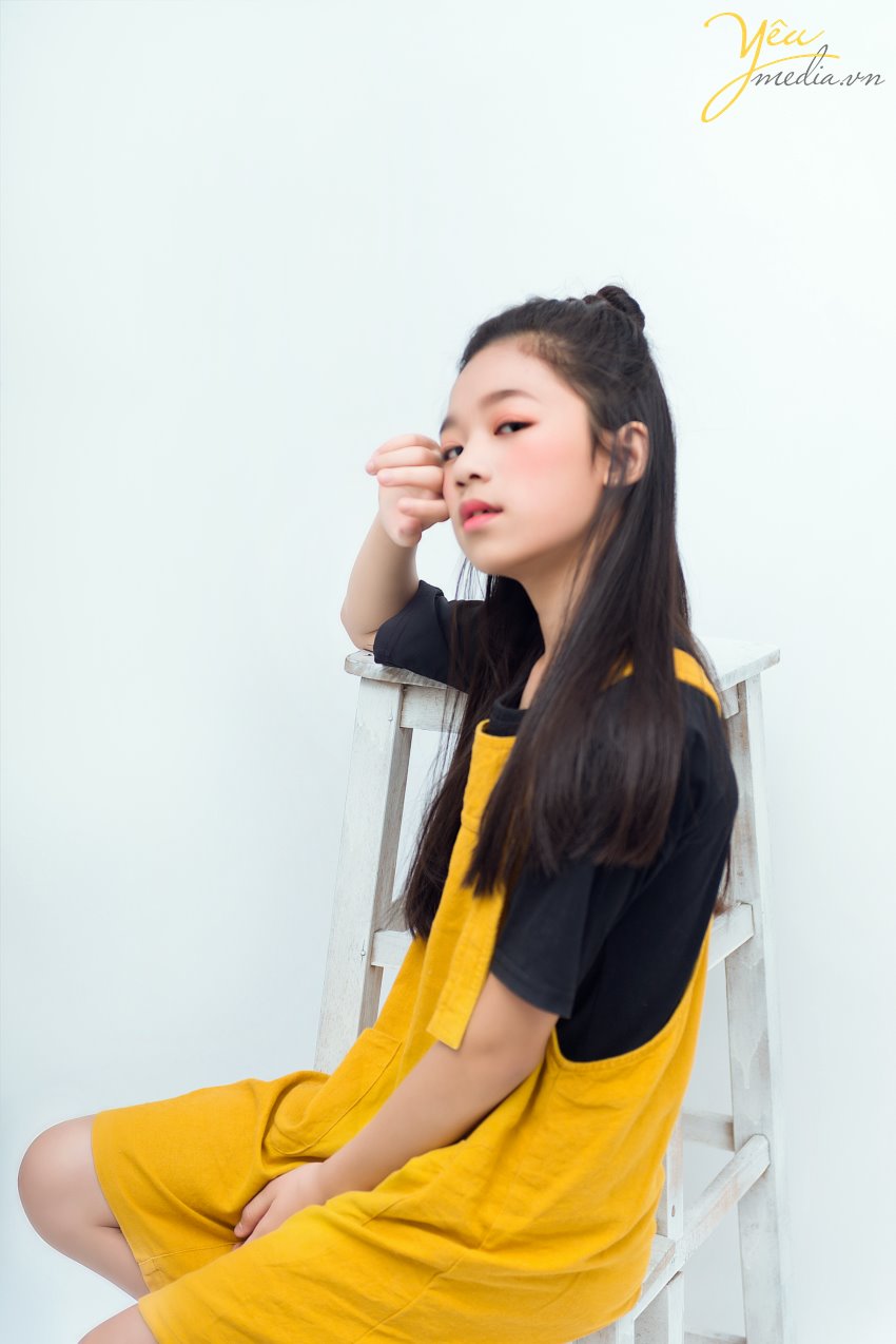MC nhí Kim Anh - cô bạn nhỏ tuổi nhưng đầy tài năng và tự tin mỗi lần bước lên sân khấu hay đứng trước ống kính máy quay. MC nhí Kim Anh hay Candy Nguyen đã từng tham gia các chương trình như "Thì ra là thế" - VTC11, chương trình "Trăng rằm cho em", Beauty Night của Coong TV, hoạt động thiện nguyên "Áo ấm mùa đông", Christmas Joybell Kids của truyền hình VTC, Summer Concert....  Yêu Media hân hạnh được thực hiện bộ ảnh mang nhiều phong cách - nhiều dấu ấn của MC nhí Kim Anh tại studio của mình. 