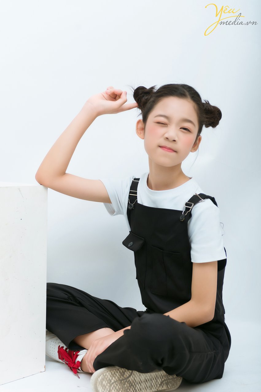 MC nhí Kim Anh - cô bạn nhỏ tuổi nhưng đầy tài năng và tự tin mỗi lần bước lên sân khấu hay đứng trước ống kính máy quay. MC nhí Kim Anh hay Candy Nguyen đã từng tham gia các chương trình như "Thì ra là thế" - VTC11, chương trình "Trăng rằm cho em", Beauty Night của Coong TV, hoạt động thiện nguyên "Áo ấm mùa đông", Christmas Joybell Kids của truyền hình VTC, Summer Concert....  Yêu Media hân hạnh được thực hiện bộ ảnh mang nhiều phong cách - nhiều dấu ấn của MC nhí Kim Anh tại studio của mình. 