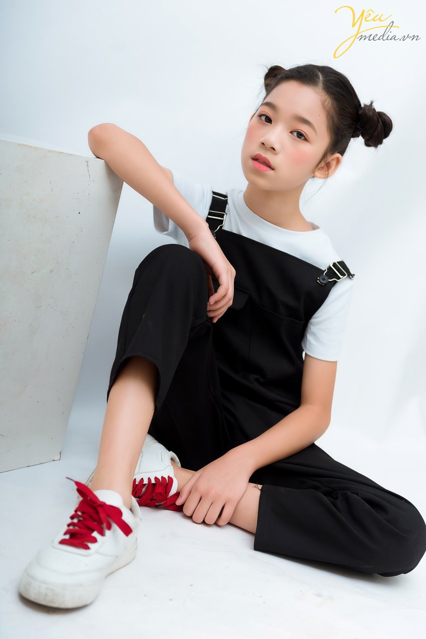 MC nhí Kim Anh - cô bạn nhỏ tuổi nhưng đầy tài năng và tự tin mỗi lần bước lên sân khấu hay đứng trước ống kính máy quay. MC nhí Kim Anh hay Candy Nguyen đã từng tham gia các chương trình như "Thì ra là thế" - VTC11, chương trình "Trăng rằm cho em", Beauty Night của Coong TV, hoạt động thiện nguyên "Áo ấm mùa đông", Christmas Joybell Kids của truyền hình VTC, Summer Concert....  Yêu Media hân hạnh được thực hiện bộ ảnh mang nhiều phong cách - nhiều dấu ấn của MC nhí Kim Anh tại studio của mình. 