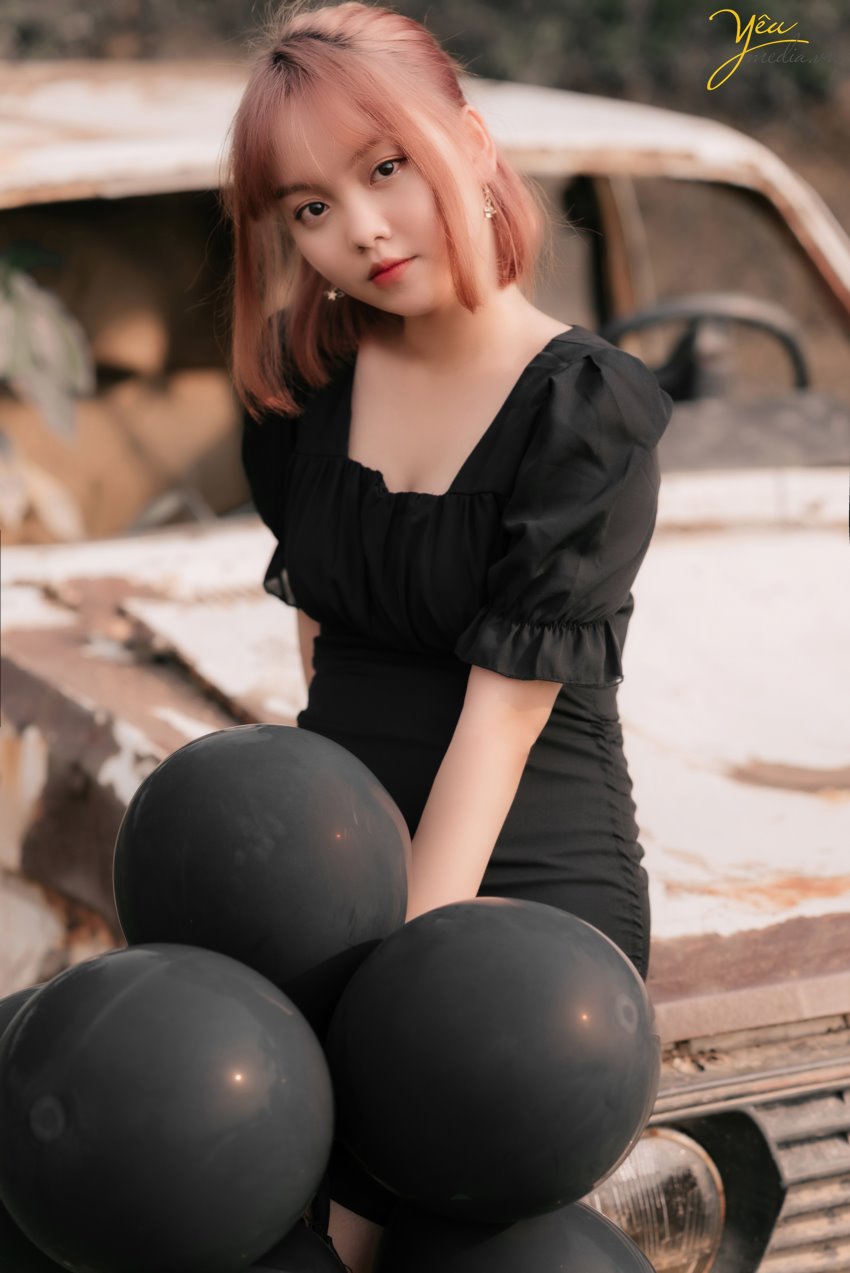 Chụp ảnh bạn gái với vẻ đẹp nhẹ nhàng trong không gian cánh đồng cỏ lau