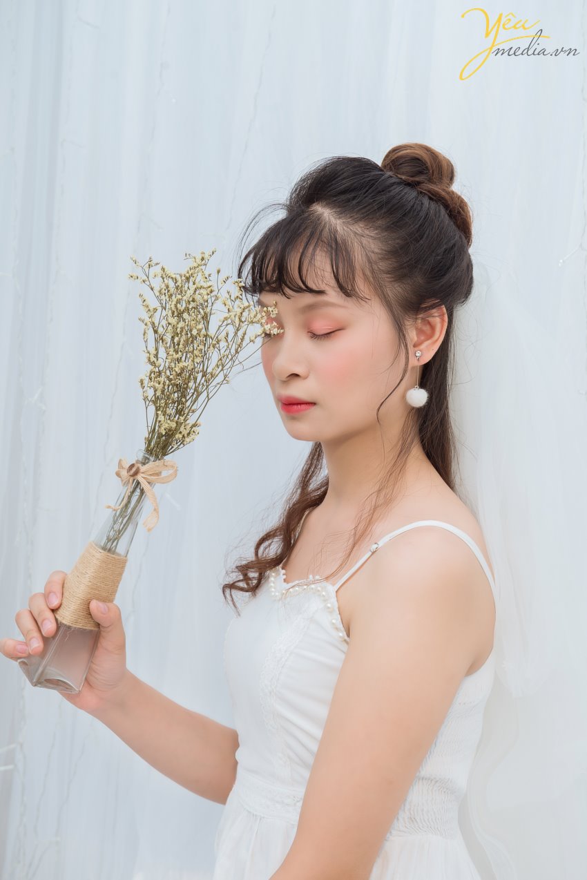 Chụp ảnh chân dung đang là xu hướng mới hiện nay của giới trẻ. Bởi vì các smartphone ngày nay đã nâng cấp chế độ chụp ảnh chân dung. Và để chụp ảnh chân dung không hề đơn giản như các bạn nghĩ, Không phải tự nhiên mà để có được một bức ảnh chân dung đẹp thì các bạn cần phải biết được biết cách tạo dáng cũng như góc độ máy ảnh.   Việc chụp ảnh nghe thì có lẽ dễ, nhưng đối với rất nhiều bạn thì mỗi lần đứng trước ống kính, toàn thân bỗng nhiên tê cứng và hoàn toàn không biết phải tạo dáng như thế nào. Nếu bạn mắc phải triệu chứng như trên, thì chắc chắn bạn sẽ không thể nào có được một tấm ảnh thật ưng ý. Thay vào đó sẽ là một bức ảnh trông thật "thô cứng", tay chân lủng củng cùng gương mặt vô cảm hay chỉ một kiểu cười nhưng lại hiện hữu trên cả trăm bức ảnh.  Dĩ nhiên không phải ai cũng có thể chụp được những tấm ảnh "chuẩn không cần chỉnh" như người mẫu. Nhưng nếu bạn nắm được vài quy tắc cơ bản, biết thêm vài tư thế đơn giản, thì việc có được một tấm ảnh đẹp và thu hút hơn trong bức hình là hoàn toàn không hề khó. Thậm chí khi đăng tải lên facebook, nó chắc chắn sẽ nhận được rất nhiều lượt "like" từ bạn bè nữa đấy.  Hãy xem 1 bộ ảnh mà cô bạn June Nguyễn đã thực hiện tại Yêu Media và nhận được "ngàn like" từ bạn bè trên facebook nhé!