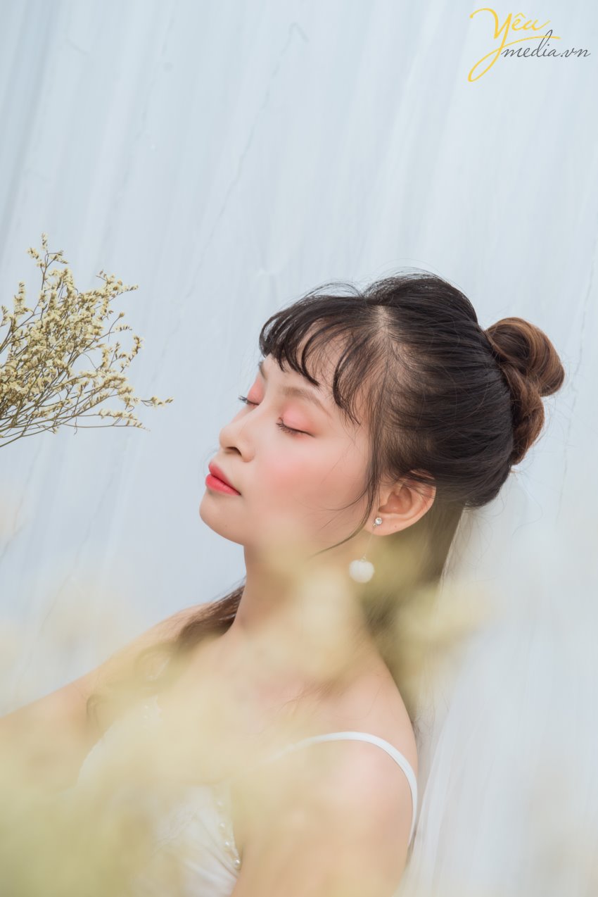 Chụp ảnh chân dung đang là xu hướng mới hiện nay của giới trẻ. Bởi vì các smartphone ngày nay đã nâng cấp chế độ chụp ảnh chân dung. Và để chụp ảnh chân dung không hề đơn giản như các bạn nghĩ, Không phải tự nhiên mà để có được một bức ảnh chân dung đẹp thì các bạn cần phải biết được biết cách tạo dáng cũng như góc độ máy ảnh.   Việc chụp ảnh nghe thì có lẽ dễ, nhưng đối với rất nhiều bạn thì mỗi lần đứng trước ống kính, toàn thân bỗng nhiên tê cứng và hoàn toàn không biết phải tạo dáng như thế nào. Nếu bạn mắc phải triệu chứng như trên, thì chắc chắn bạn sẽ không thể nào có được một tấm ảnh thật ưng ý. Thay vào đó sẽ là một bức ảnh trông thật "thô cứng", tay chân lủng củng cùng gương mặt vô cảm hay chỉ một kiểu cười nhưng lại hiện hữu trên cả trăm bức ảnh.  Dĩ nhiên không phải ai cũng có thể chụp được những tấm ảnh "chuẩn không cần chỉnh" như người mẫu. Nhưng nếu bạn nắm được vài quy tắc cơ bản, biết thêm vài tư thế đơn giản, thì việc có được một tấm ảnh đẹp và thu hút hơn trong bức hình là hoàn toàn không hề khó. Thậm chí khi đăng tải lên facebook, nó chắc chắn sẽ nhận được rất nhiều lượt "like" từ bạn bè nữa đấy.  Hãy xem 1 bộ ảnh mà cô bạn June Nguyễn đã thực hiện tại Yêu Media và nhận được "ngàn like" từ bạn bè trên facebook nhé!