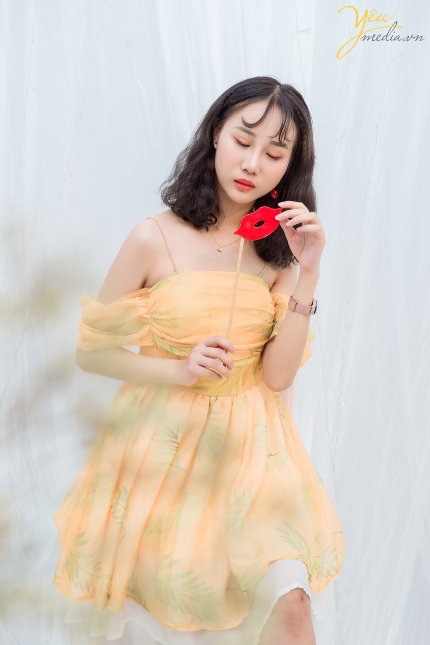 Là phụ nữ, ai chẳng muốn lưu giữ lại vẻ đẹp tuổi thanh xuân rực rỡ như hoa của mình. Và những bức ảnh chân dung xinh đẹp sẽ là “báu vật vô giá” theo nàng những năm tháng sau này.  Nàng muốn xinh đẹp, nàng muốn có những shoot hình sống ảo đẹp lung linh như trên tạp chí? Hãy đến với Yêu Media để được trải nghiệm ngay dịch vụ chụp ảnh beauty của chúng tôi nhé!  CHỤP ẢNH BEAUTY - TRÀO LƯU HOT ĐƯỢC LÒNG PHẢI ĐẸP!  - Mặc dù nằm trong phong cách chụp ảnh nghệ thuật đã có mặt khá lâu tại Việt Nam nhưng trào lưu chụp beauty thì lại khá mới mẻ và chỉ thịnh hành trong khoảng vài năm gần đây.  - Chụp ảnh beauty thực ra chính là thể loại chụp chân dung được chụp trong studio & được kết hợp với phụ kiện cùng ánh sáng lung linh huyền ảo để làm nổi bật lên vẻ xinh đẹp, cuốn hút của người mẫu.  - Ngay từ khi xuất hiện, trào lưu này đã được các bạn trẻ đón nhận và đặc biệt chiếm trọn sự yêu thích của phái đẹp.  Yêu Media xin giới thiệu tới bạn bộ ảnh của Hoàng Ngân - cô bạn sinh năm 2000 đã qua studio của chúng tôi thực hiện trong năm 2019