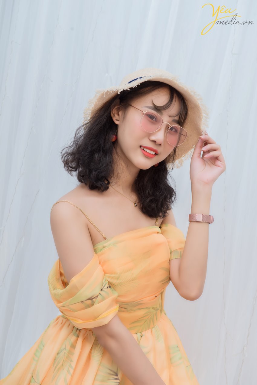 Là phụ nữ, ai chẳng muốn lưu giữ lại vẻ đẹp tuổi thanh xuân rực rỡ như hoa của mình. Và những bức ảnh chân dung xinh đẹp sẽ là “báu vật vô giá” theo nàng những năm tháng sau này.  Nàng muốn xinh đẹp, nàng muốn có những shoot hình sống ảo đẹp lung linh như trên tạp chí? Hãy đến với Yêu Media để được trải nghiệm ngay dịch vụ chụp ảnh beauty của chúng tôi nhé!  CHỤP ẢNH BEAUTY - TRÀO LƯU HOT ĐƯỢC LÒNG PHẢI ĐẸP!  - Mặc dù nằm trong phong cách chụp ảnh nghệ thuật đã có mặt khá lâu tại Việt Nam nhưng trào lưu chụp beauty thì lại khá mới mẻ và chỉ thịnh hành trong khoảng vài năm gần đây.  - Chụp ảnh beauty thực ra chính là thể loại chụp chân dung được chụp trong studio & được kết hợp với phụ kiện cùng ánh sáng lung linh huyền ảo để làm nổi bật lên vẻ xinh đẹp, cuốn hút của người mẫu.  - Ngay từ khi xuất hiện, trào lưu này đã được các bạn trẻ đón nhận và đặc biệt chiếm trọn sự yêu thích của phái đẹp.  Yêu Media xin giới thiệu tới bạn bộ ảnh của Hoàng Ngân - cô bạn sinh năm 2000 đã qua studio của chúng tôi thực hiện trong năm 2019