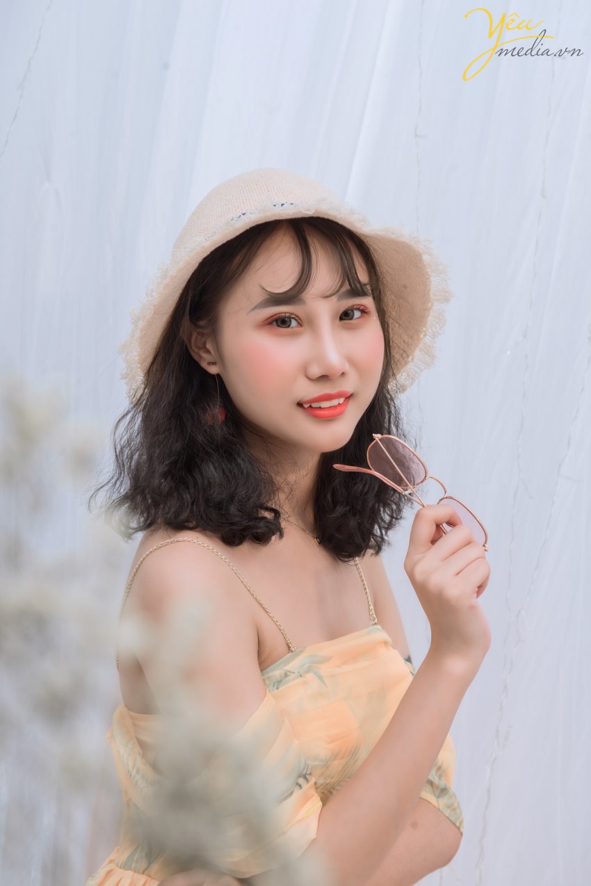 Là phụ nữ, ai chẳng muốn lưu giữ lại vẻ đẹp tuổi thanh xuân rực rỡ như hoa của mình. Và những bức ảnh chân dung xinh đẹp sẽ là “báu vật vô giá” theo nàng những năm tháng sau này.  Nàng muốn xinh đẹp, nàng muốn có những shoot hình sống ảo đẹp lung linh như trên tạp chí? Hãy đến với Yêu Media để được trải nghiệm ngay dịch vụ chụp ảnh beauty của chúng tôi nhé!  CHỤP ẢNH BEAUTY - TRÀO LƯU HOT ĐƯỢC LÒNG PHẢI ĐẸP!  - Mặc dù nằm trong phong cách chụp ảnh nghệ thuật đã có mặt khá lâu tại Việt Nam nhưng trào lưu chụp beauty thì lại khá mới mẻ và chỉ thịnh hành trong khoảng vài năm gần đây.  - Chụp ảnh beauty thực ra chính là thể loại chụp chân dung được chụp trong studio & được kết hợp với phụ kiện cùng ánh sáng lung linh huyền ảo để làm nổi bật lên vẻ xinh đẹp, cuốn hút của người mẫu.  - Ngay từ khi xuất hiện, trào lưu này đã được các bạn trẻ đón nhận và đặc biệt chiếm trọn sự yêu thích của phái đẹp.  Yêu Media xin giới thiệu tới bạn bộ ảnh của Hoàng Ngân - cô bạn sinh năm 2000 đã qua studio của chúng tôi thực hiện trong năm 2019