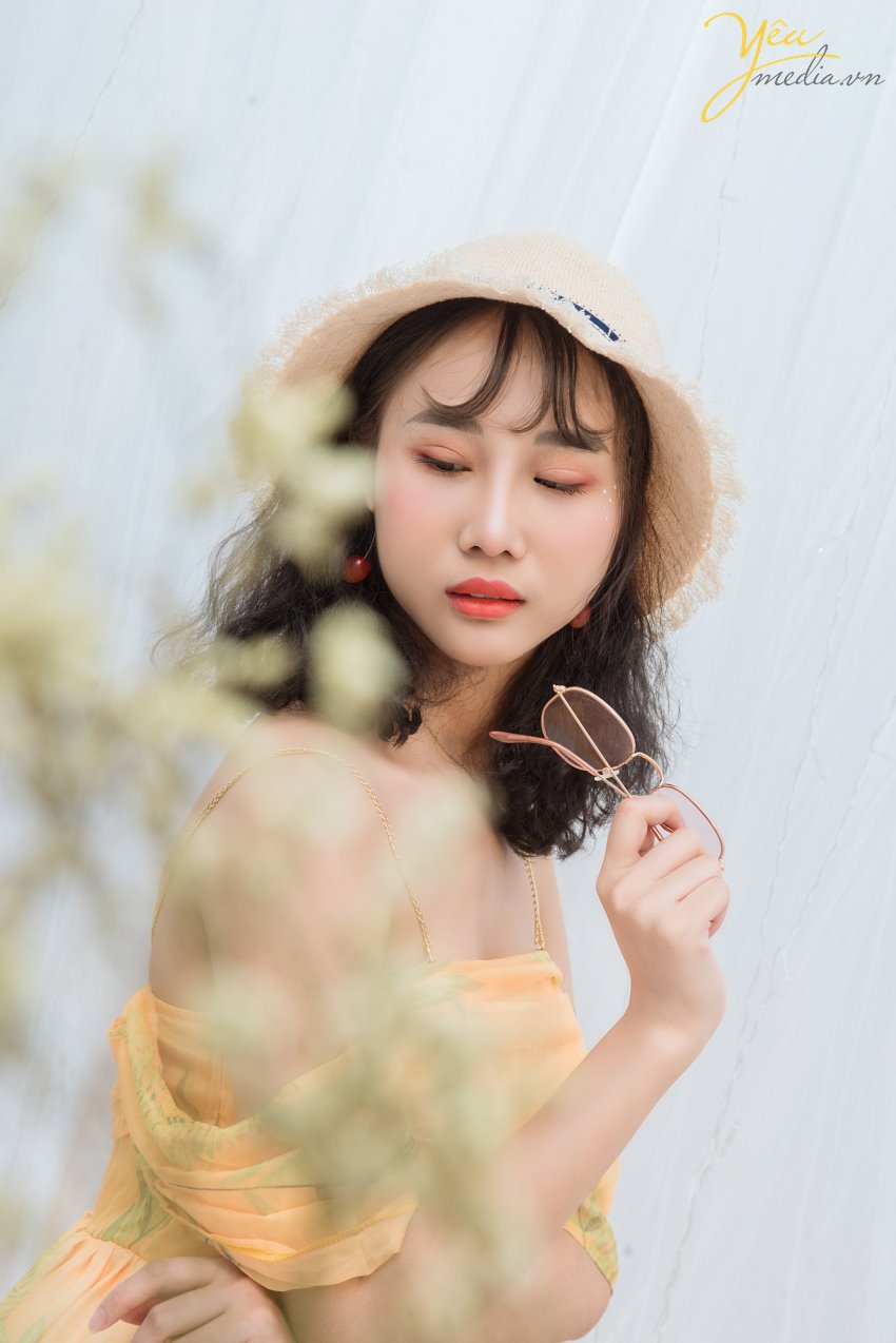 Là phụ nữ, ai chẳng muốn lưu giữ lại vẻ đẹp tuổi thanh xuân rực rỡ như hoa của mình. Và những bức ảnh chân dung xinh đẹp sẽ là “báu vật vô giá” theo nàng những năm tháng sau này.  Nàng muốn xinh đẹp, nàng muốn có những shoot hình sống ảo đẹp lung linh như trên tạp chí? Hãy đến với Yêu Media để được trải nghiệm ngay dịch vụ chụp ảnh beauty của chúng tôi nhé!  CHỤP ẢNH BEAUTY - TRÀO LƯU HOT ĐƯỢC LÒNG PHẢI ĐẸP!  - Mặc dù nằm trong phong cách chụp ảnh nghệ thuật đã có mặt khá lâu tại Việt Nam nhưng trào lưu chụp beauty thì lại khá mới mẻ và chỉ thịnh hành trong khoảng vài năm gần đây.  - Chụp ảnh beauty thực ra chính là thể loại chụp chân dung được chụp trong studio & được kết hợp với phụ kiện cùng ánh sáng lung linh huyền ảo để làm nổi bật lên vẻ xinh đẹp, cuốn hút của người mẫu.  - Ngay từ khi xuất hiện, trào lưu này đã được các bạn trẻ đón nhận và đặc biệt chiếm trọn sự yêu thích của phái đẹp.  Yêu Media xin giới thiệu tới bạn bộ ảnh của Hoàng Ngân - cô bạn sinh năm 2000 đã qua studio của chúng tôi thực hiện trong năm 2019