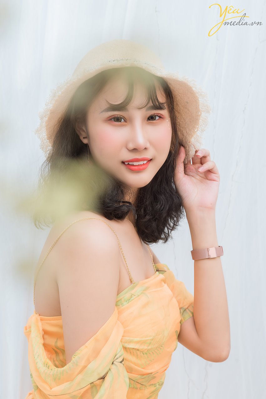 Là phụ nữ, ai chẳng muốn lưu giữ lại vẻ đẹp tuổi thanh xuân rực rỡ như hoa của mình. Và những bức ảnh chân dung xinh đẹp sẽ là “báu vật vô giá” theo nàng những năm tháng sau này.  Nàng muốn xinh đẹp, nàng muốn có những shoot hình sống ảo đẹp lung linh như trên tạp chí? Hãy đến với Yêu Media để được trải nghiệm ngay dịch vụ chụp ảnh beauty của chúng tôi nhé!  CHỤP ẢNH BEAUTY - TRÀO LƯU HOT ĐƯỢC LÒNG PHẢI ĐẸP!  - Mặc dù nằm trong phong cách chụp ảnh nghệ thuật đã có mặt khá lâu tại Việt Nam nhưng trào lưu chụp beauty thì lại khá mới mẻ và chỉ thịnh hành trong khoảng vài năm gần đây.  - Chụp ảnh beauty thực ra chính là thể loại chụp chân dung được chụp trong studio & được kết hợp với phụ kiện cùng ánh sáng lung linh huyền ảo để làm nổi bật lên vẻ xinh đẹp, cuốn hút của người mẫu.  - Ngay từ khi xuất hiện, trào lưu này đã được các bạn trẻ đón nhận và đặc biệt chiếm trọn sự yêu thích của phái đẹp.  Yêu Media xin giới thiệu tới bạn bộ ảnh của Hoàng Ngân - cô bạn sinh năm 2000 đã qua studio của chúng tôi thực hiện trong năm 2019