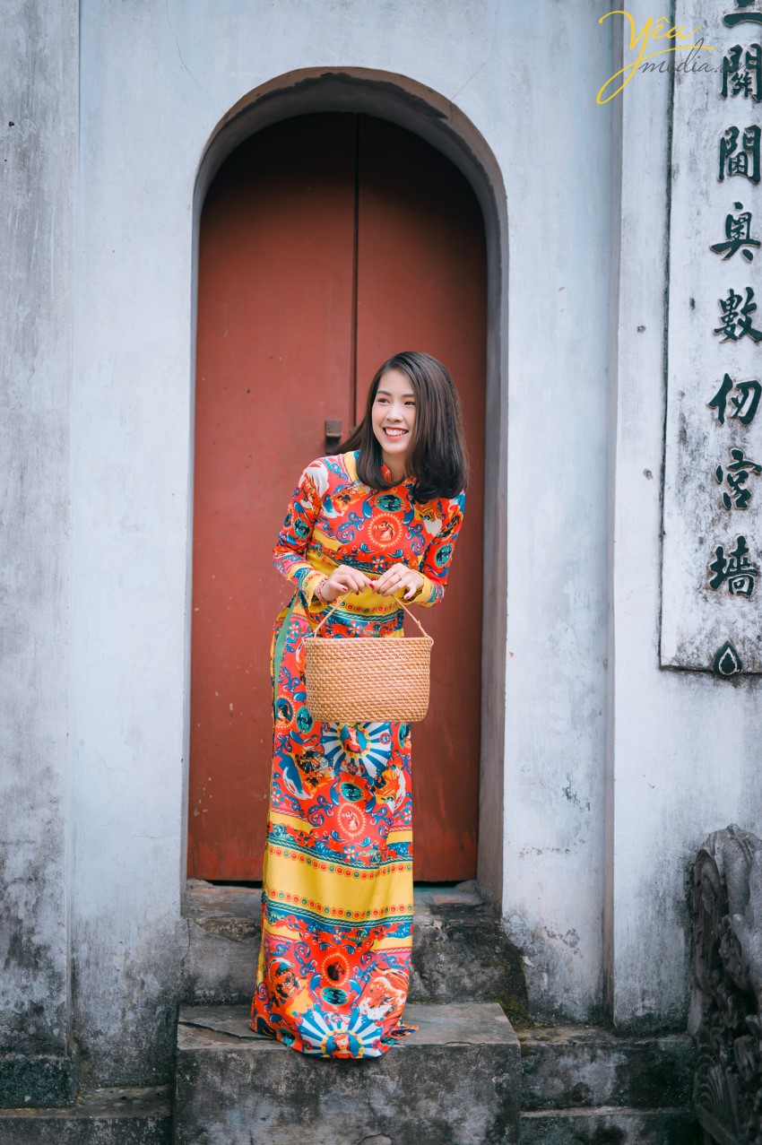 Không phải ngẫu nhiên mà Yêu Media lại được là một cái tên nhắc nhớ đến khi các chị em chọn một địa chỉ Studio chụp ảnh áo dài. Lý do đó chính bởi Yêu Media là một trong những địa chỉ uy tín, làm nghề có tâm trong từng bức hình. Mỗi bức hình đẹp của bạn chính là động lực cũng như mục đích của chúng tôi. Sự nhiệt huyết, chuyên nghiệp cùng với bề dày kinh nghiệm chụp ảnh áo dài sẽ cho bạn nhiều shoot hình cực và cực tự nhiên.  Ekip Yêu Media hân hạnh phục vụ 5 khách hàng trẻ trung, xinh đẹp trong việc chụp ảnh áo dài quốc phục tại Văn Miếu - Quốc tử giám.