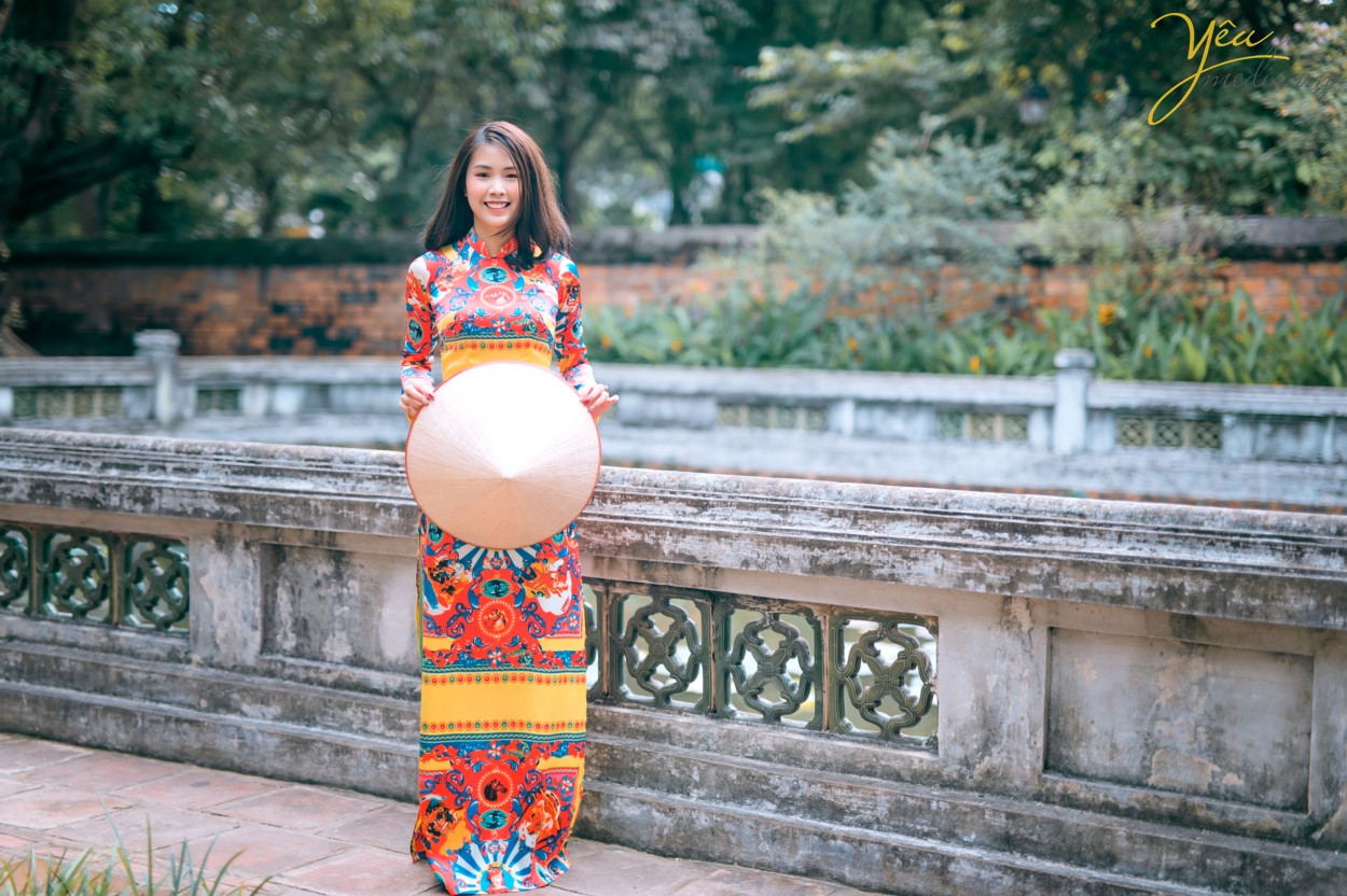 Không phải ngẫu nhiên mà Yêu Media lại được là một cái tên nhắc nhớ đến khi các chị em chọn một địa chỉ Studio chụp ảnh áo dài. Lý do đó chính bởi Yêu Media là một trong những địa chỉ uy tín, làm nghề có tâm trong từng bức hình. Mỗi bức hình đẹp của bạn chính là động lực cũng như mục đích của chúng tôi. Sự nhiệt huyết, chuyên nghiệp cùng với bề dày kinh nghiệm chụp ảnh áo dài sẽ cho bạn nhiều shoot hình cực và cực tự nhiên.  Ekip Yêu Media hân hạnh phục vụ 5 khách hàng trẻ trung, xinh đẹp trong việc chụp ảnh áo dài quốc phục tại Văn Miếu - Quốc tử giám. 