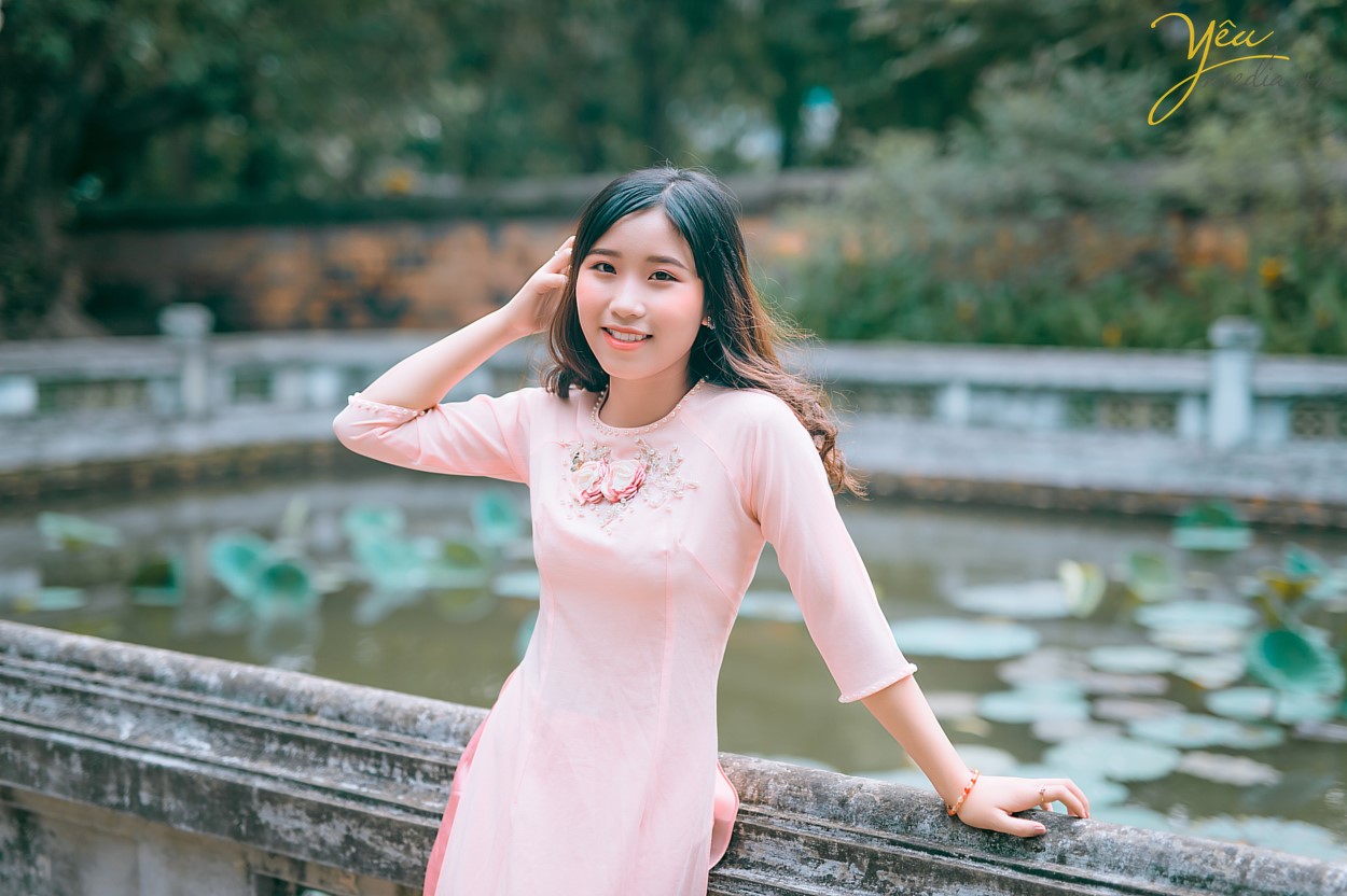 Không phải ngẫu nhiên mà Yêu Media lại được là một cái tên nhắc nhớ đến khi các chị em chọn một địa chỉ Studio chụp ảnh áo dài. Lý do đó chính bởi Yêu Media là một trong những địa chỉ uy tín, làm nghề có tâm trong từng bức hình. Mỗi bức hình đẹp của bạn chính là động lực cũng như mục đích của chúng tôi. Sự nhiệt huyết, chuyên nghiệp cùng với bề dày kinh nghiệm chụp ảnh áo dài sẽ cho bạn nhiều shoot hình cực và cực tự nhiên.  Ekip Yêu Media hân hạnh phục vụ 5 khách hàng trẻ trung, xinh đẹp trong việc chụp ảnh áo dài quốc phục tại Văn Miếu - Quốc tử giám. 