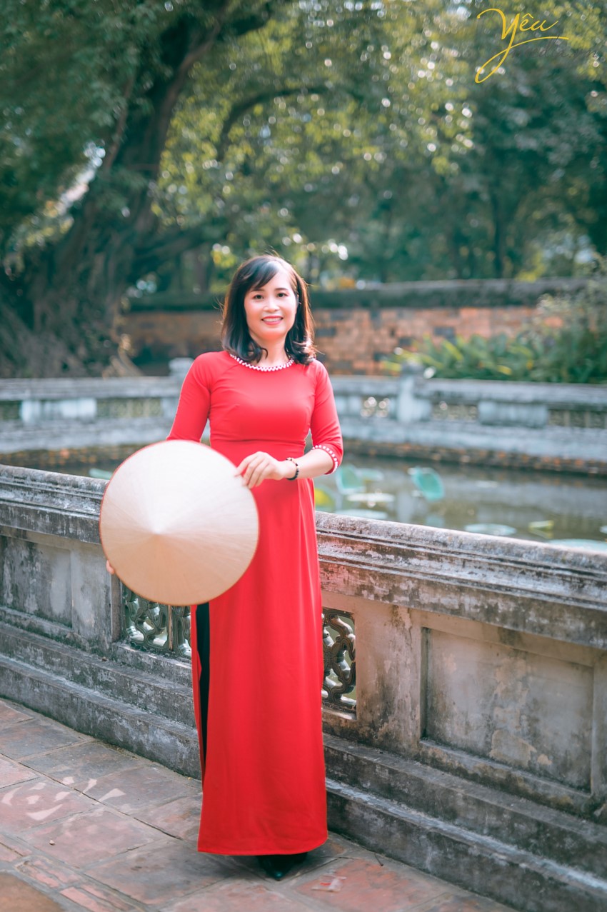 Không phải ngẫu nhiên mà Yêu Media lại được là một cái tên nhắc nhớ đến khi các chị em chọn một địa chỉ Studio chụp ảnh áo dài. Lý do đó chính bởi Yêu Media là một trong những địa chỉ uy tín, làm nghề có tâm trong từng bức hình. Mỗi bức hình đẹp của bạn chính là động lực cũng như mục đích của chúng tôi. Sự nhiệt huyết, chuyên nghiệp cùng với bề dày kinh nghiệm chụp ảnh áo dài sẽ cho bạn nhiều shoot hình cực và cực tự nhiên.  Ekip Yêu Media hân hạnh phục vụ 5 khách hàng trẻ trung, xinh đẹp trong việc chụp ảnh áo dài quốc phục tại Văn Miếu - Quốc tử giám. 