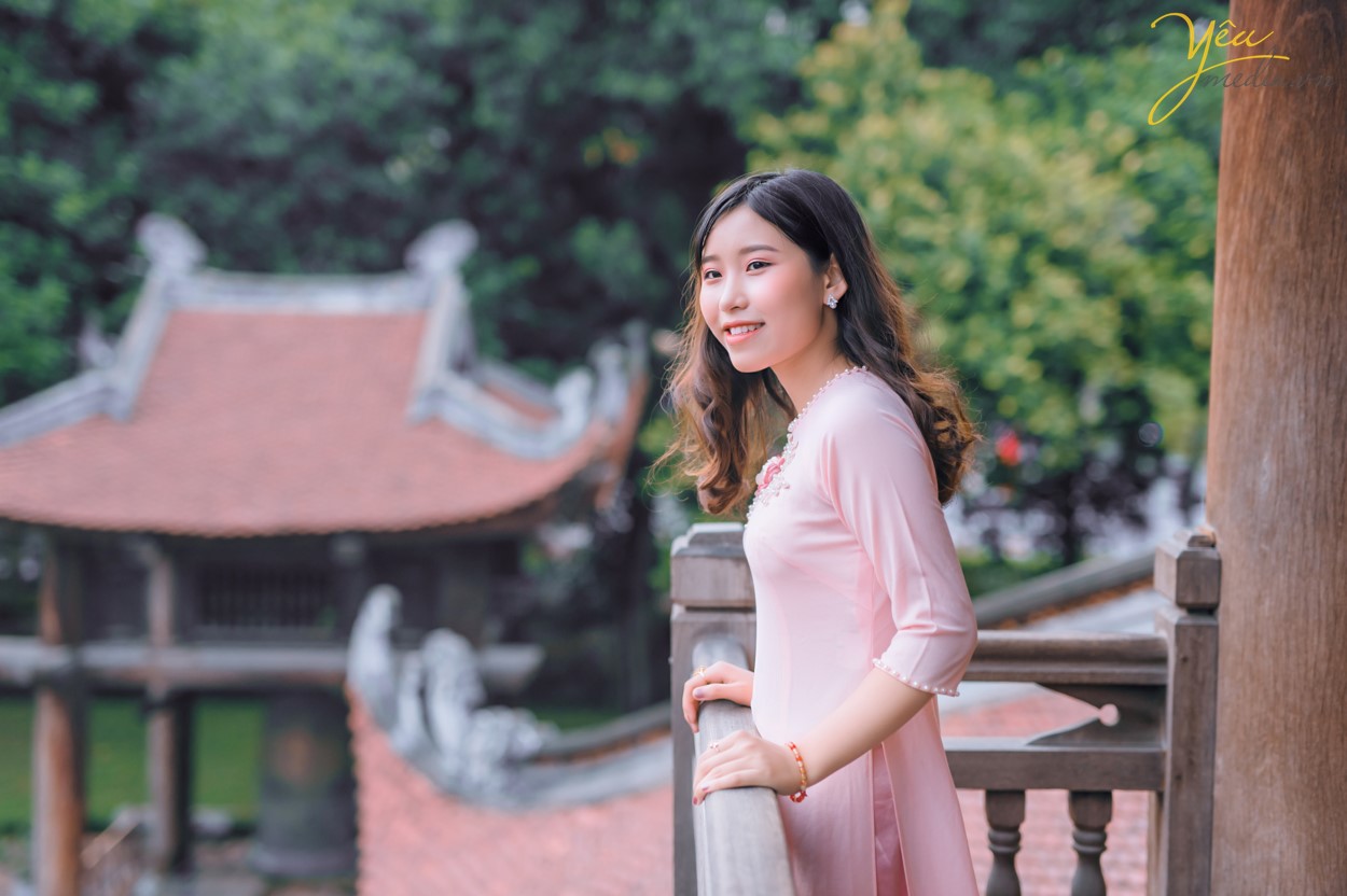 Không phải ngẫu nhiên mà Yêu Media lại được là một cái tên nhắc nhớ đến khi các chị em chọn một địa chỉ Studio chụp ảnh áo dài. Lý do đó chính bởi Yêu Media là một trong những địa chỉ uy tín, làm nghề có tâm trong từng bức hình. Mỗi bức hình đẹp của bạn chính là động lực cũng như mục đích của chúng tôi. Sự nhiệt huyết, chuyên nghiệp cùng với bề dày kinh nghiệm chụp ảnh áo dài sẽ cho bạn nhiều shoot hình cực và cực tự nhiên.  Ekip Yêu Media hân hạnh phục vụ 5 khách hàng trẻ trung, xinh đẹp trong việc chụp ảnh áo dài quốc phục tại Văn Miếu - Quốc tử giám. 